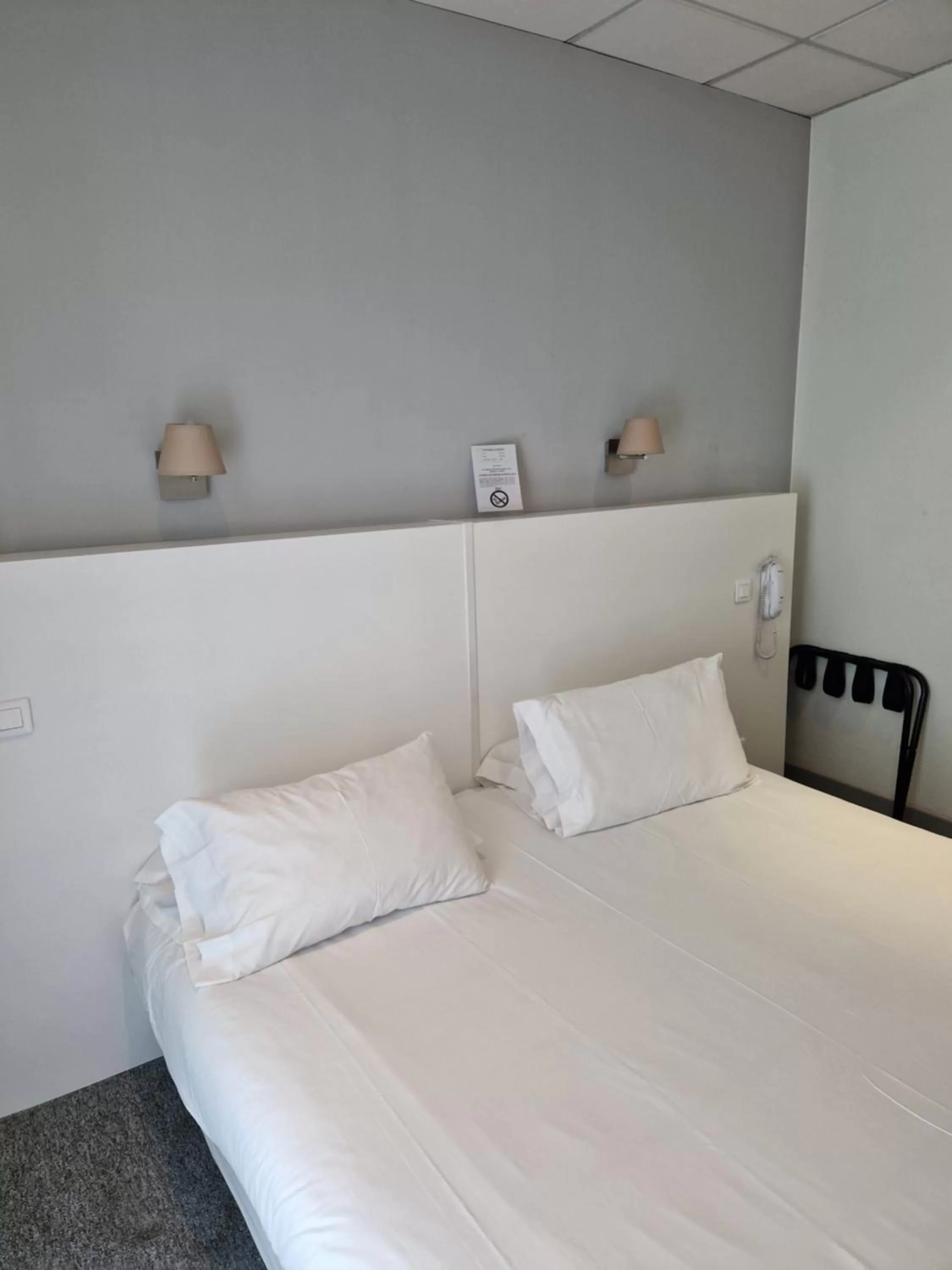 Bedroom, Bed in Hôtel P.L.M.