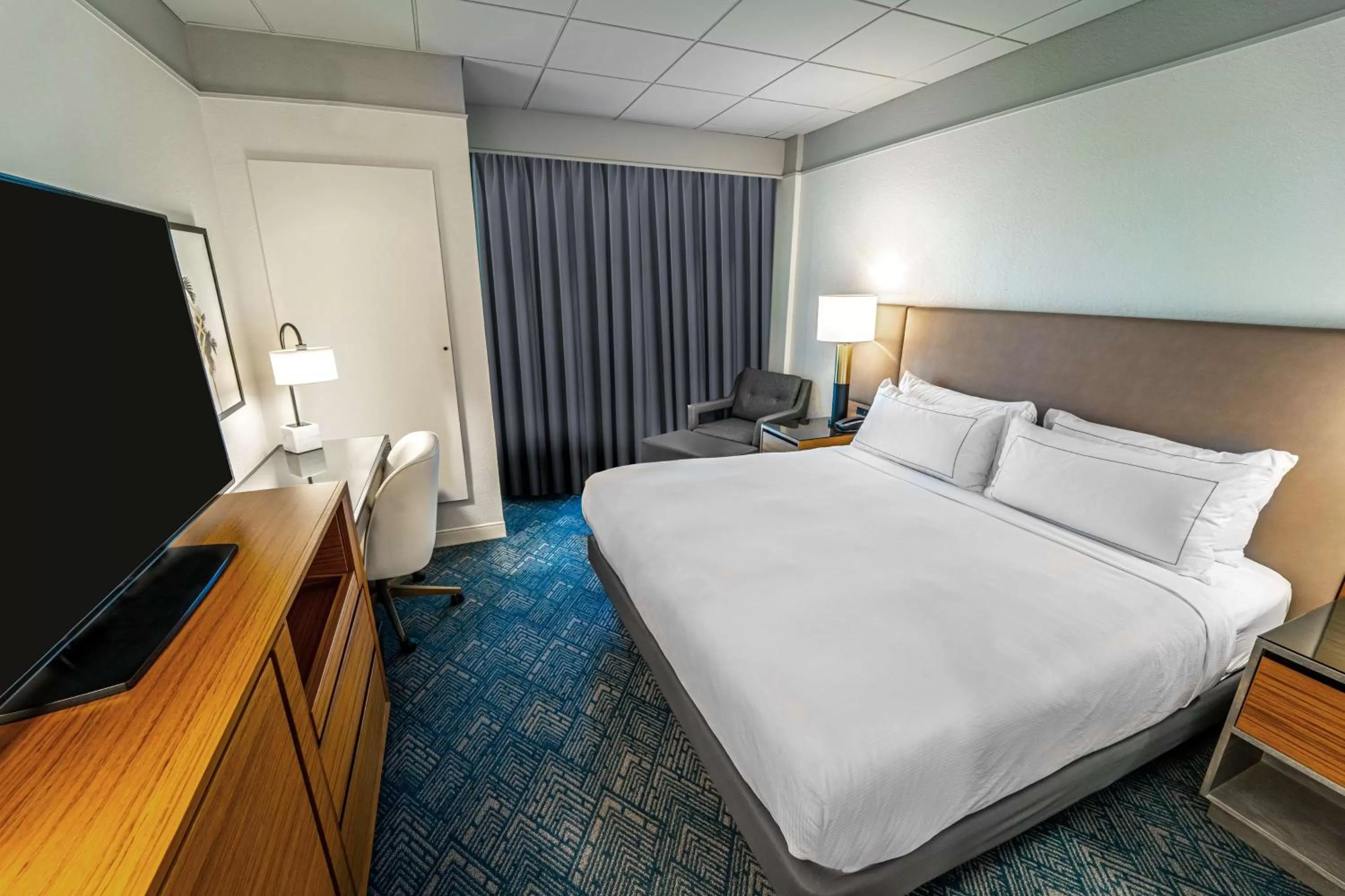 Bed in DoubleTree by Hilton Tampa Rocky Point Waterfront