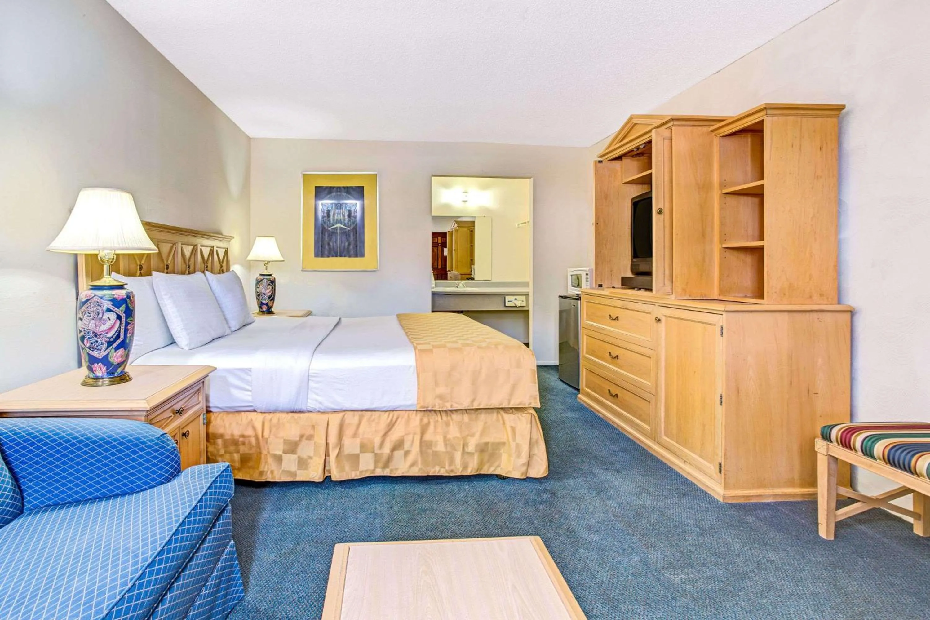 Photo of the whole room, Bed in Knights Inn Kissimmee