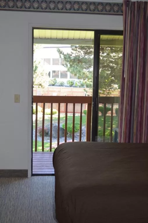 View (from property/room), Bed in Shilo Inns Suites The Dalles