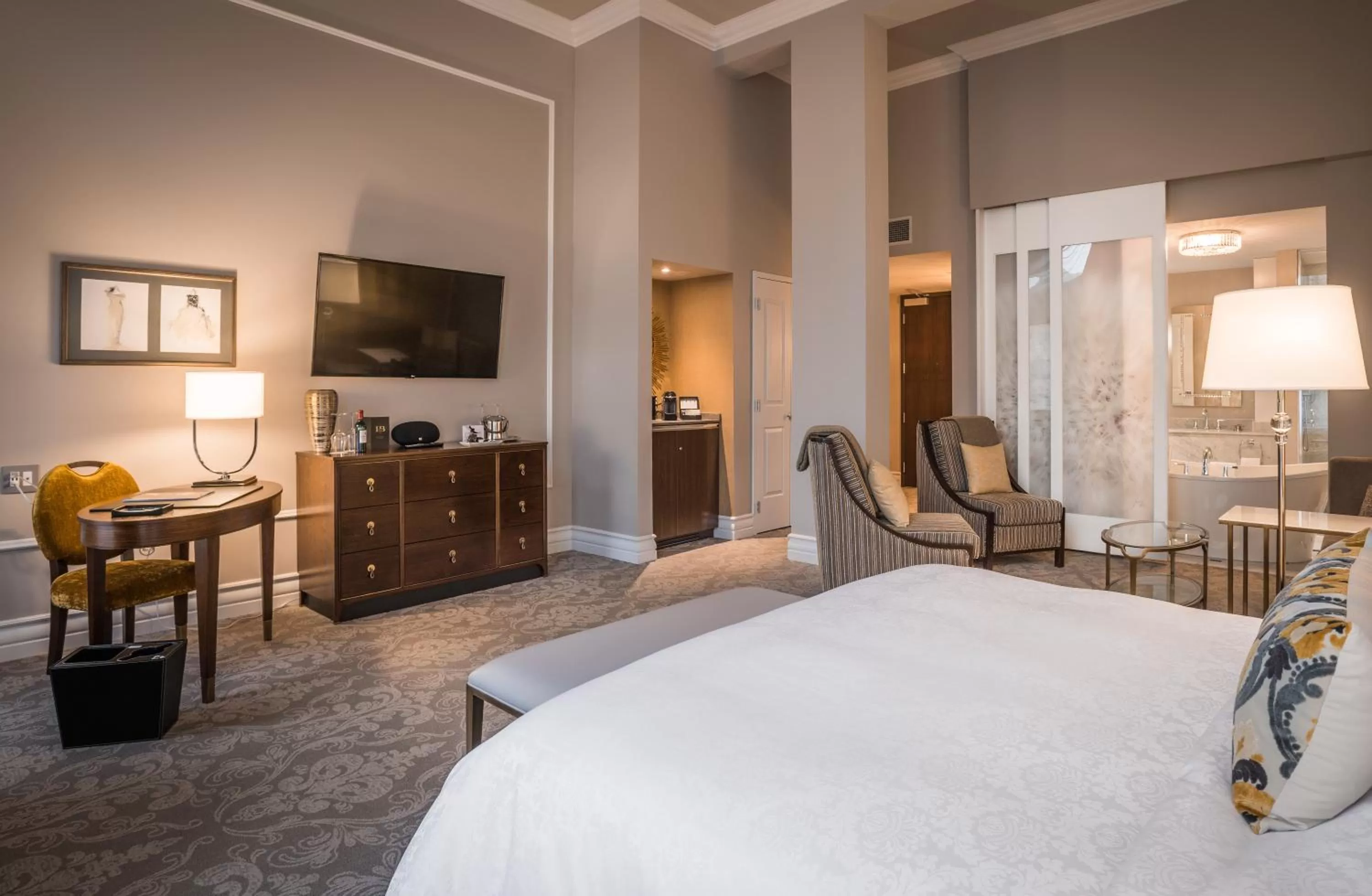 Photo of the whole room, Bed in Hôtel Birks Montréal