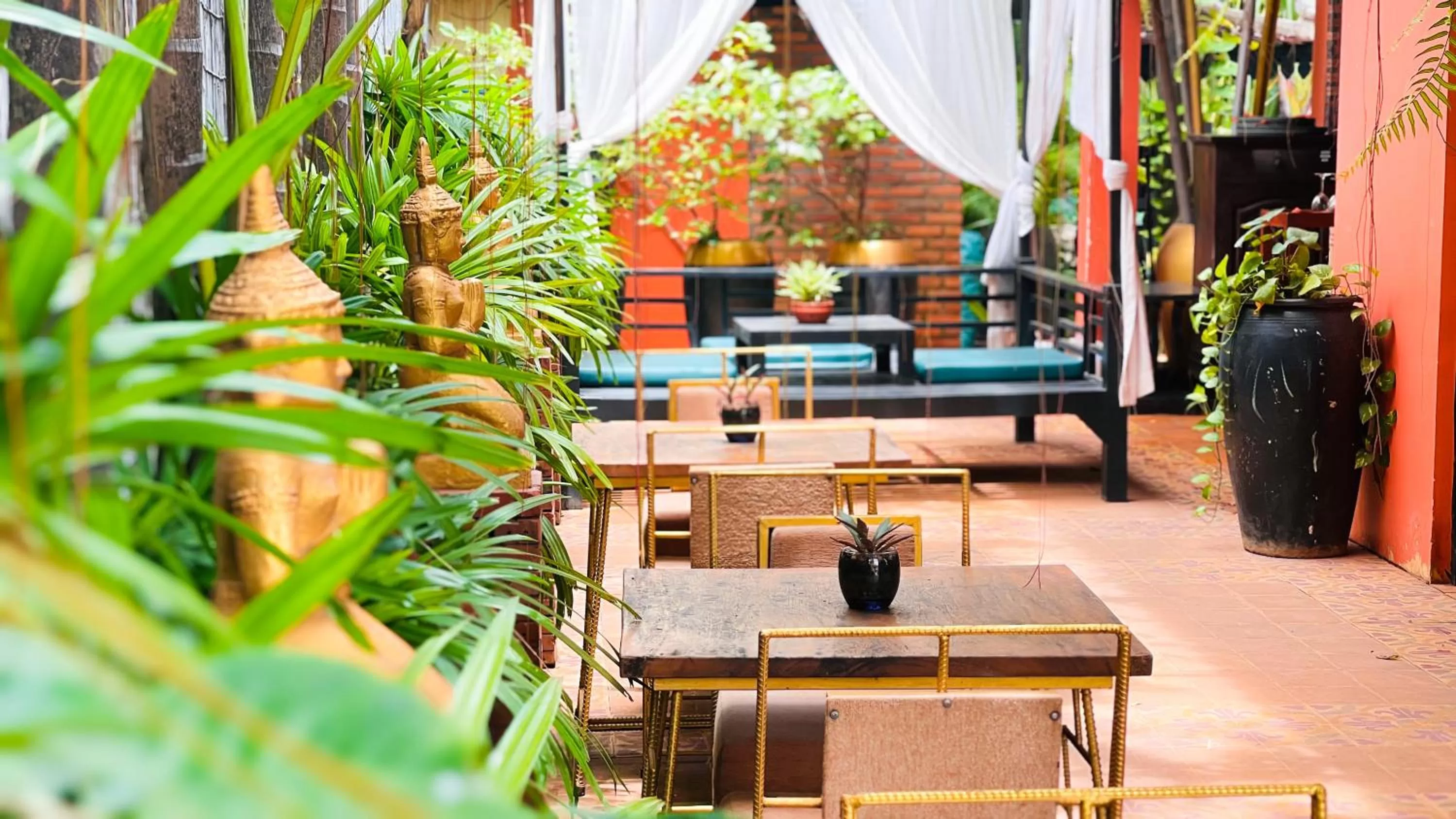 Restaurant/places to eat in Residence Indochine Suite