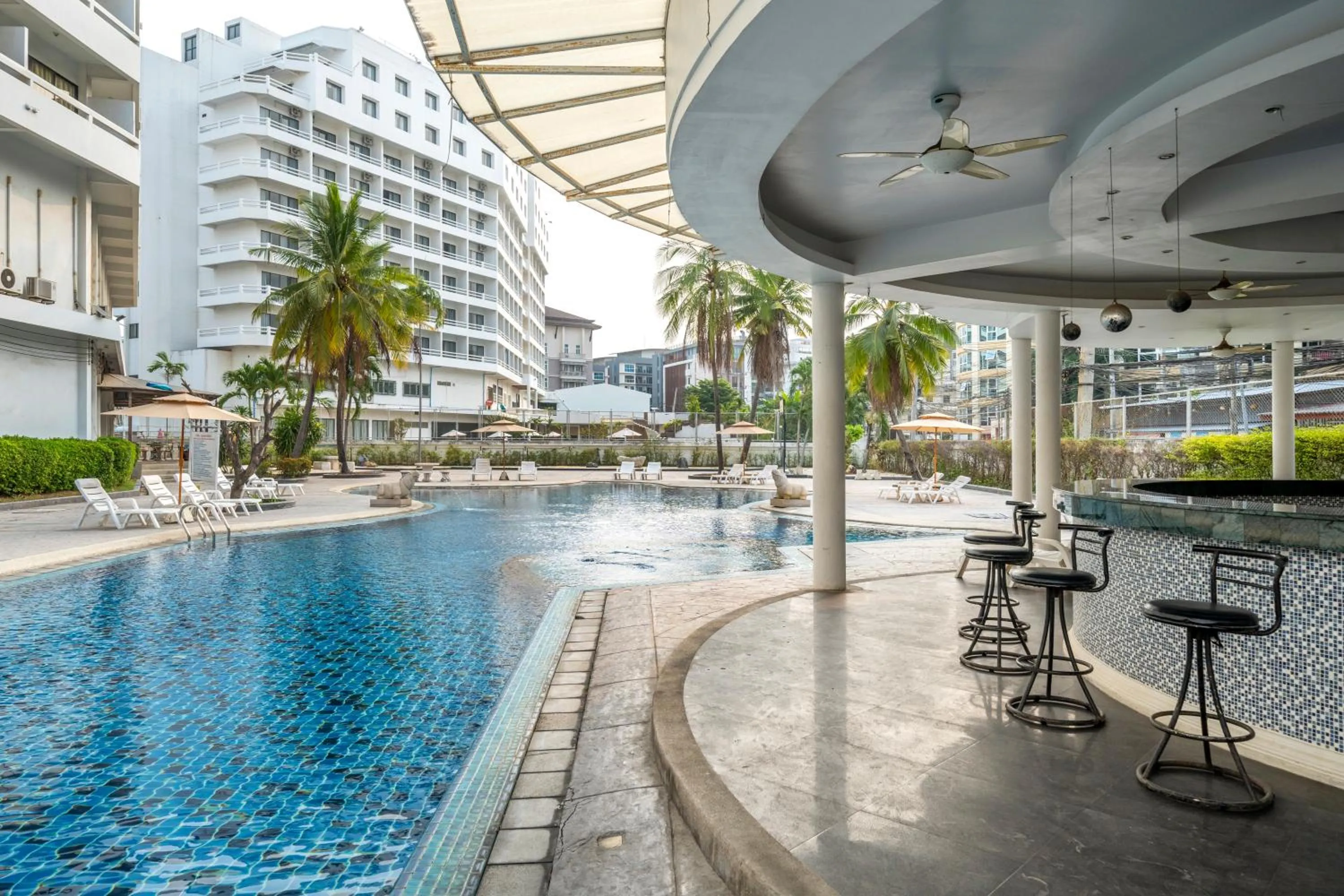 Swimming pool in Welcome Plaza Hotel Pattaya