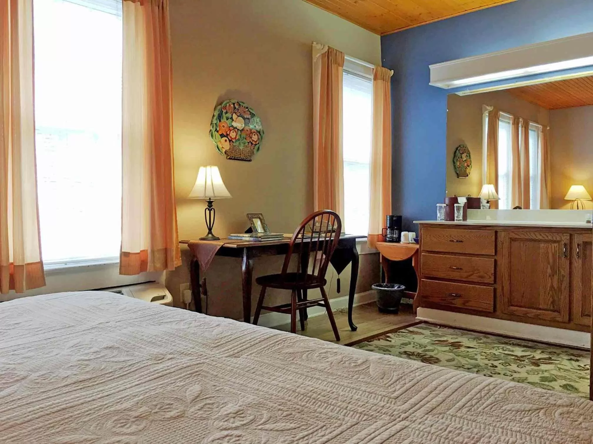 Seating area, Bed in Highland Lake Inn & Resort - Flat Rock