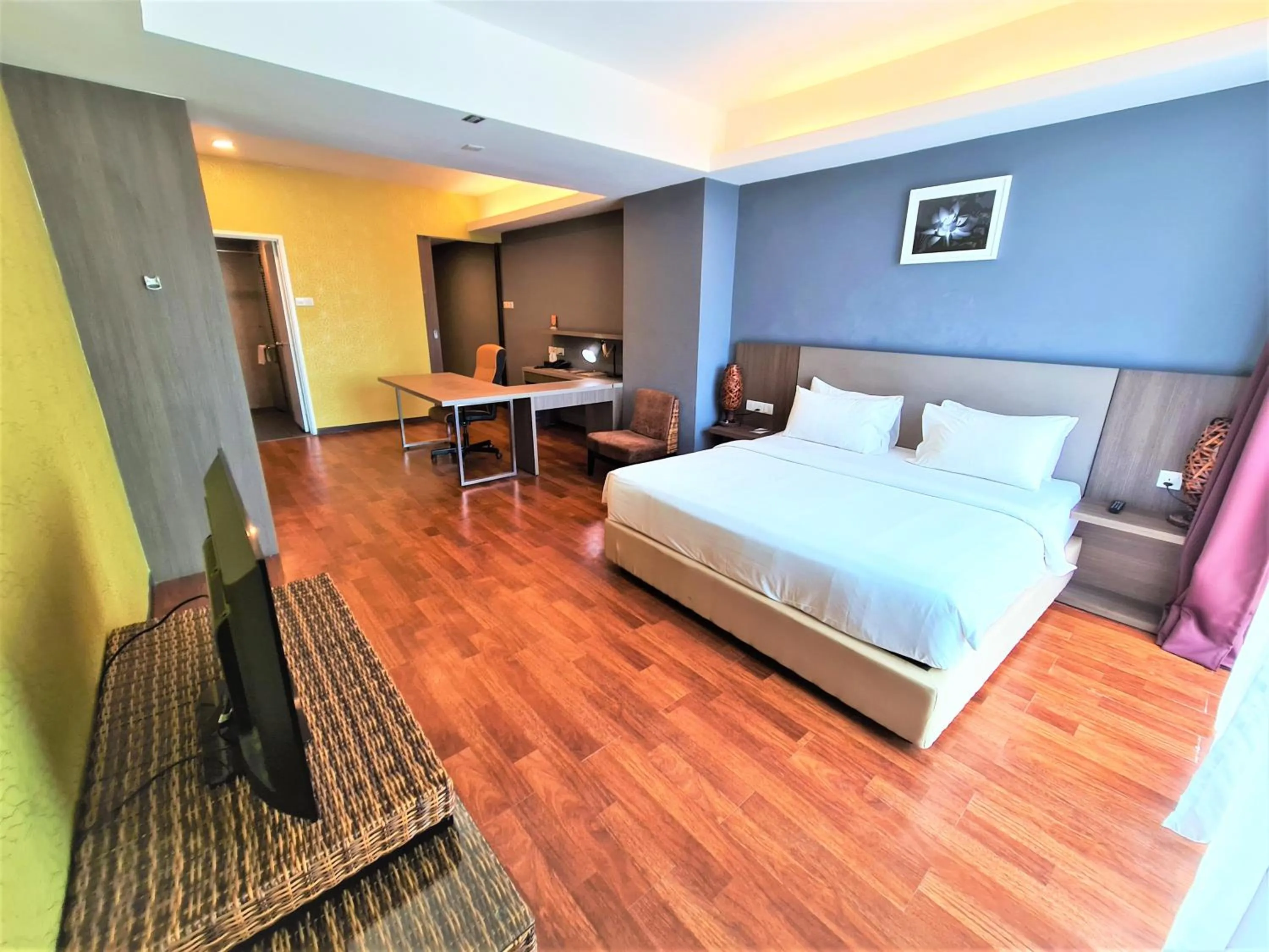 Bedroom, Bed in Nexus Regency Suites & Hotel