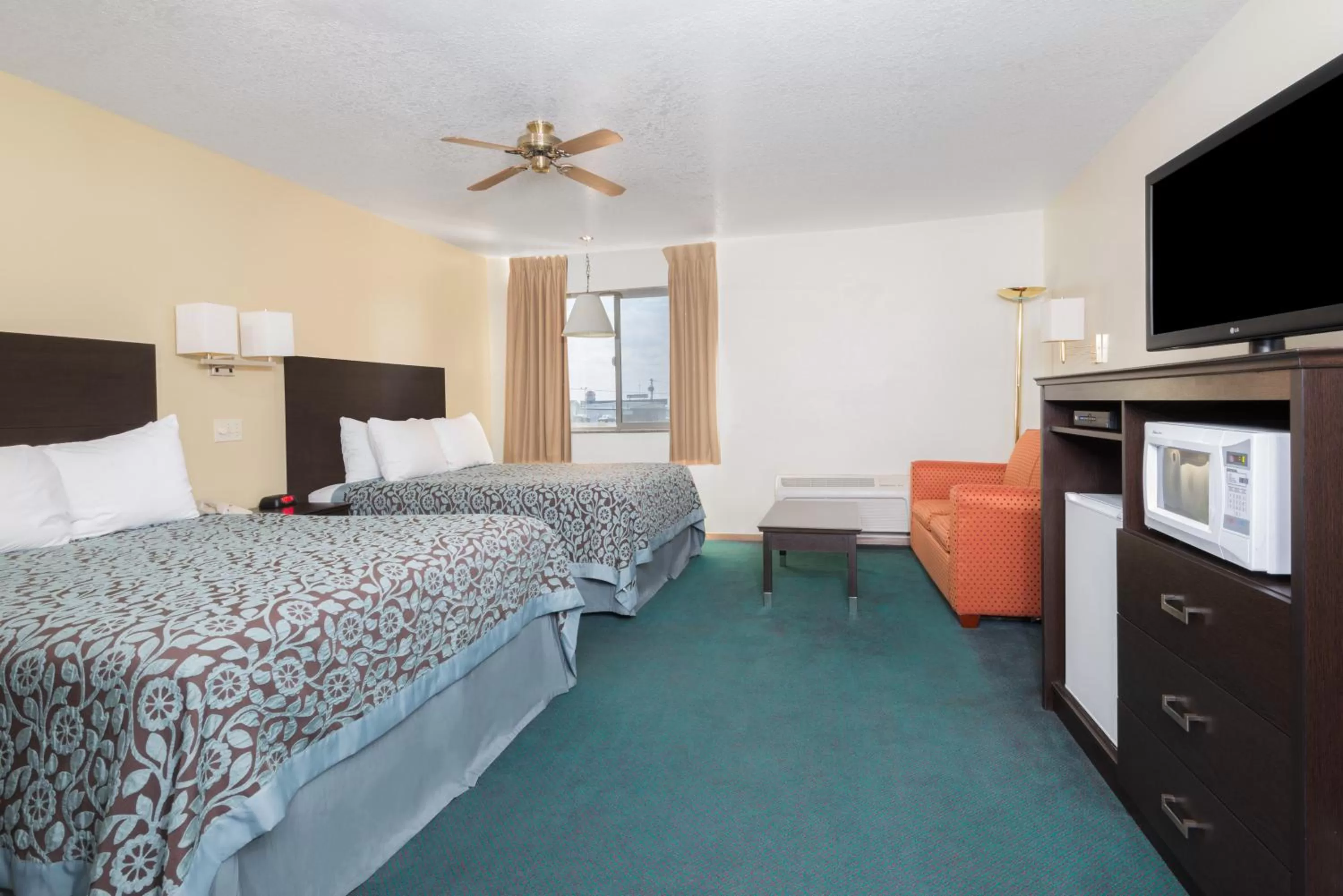 Deluxe Room with Bathtub with Grab Bars - Mobility Accessible - Non-Smoking in Days Inn by Wyndham Pueblo