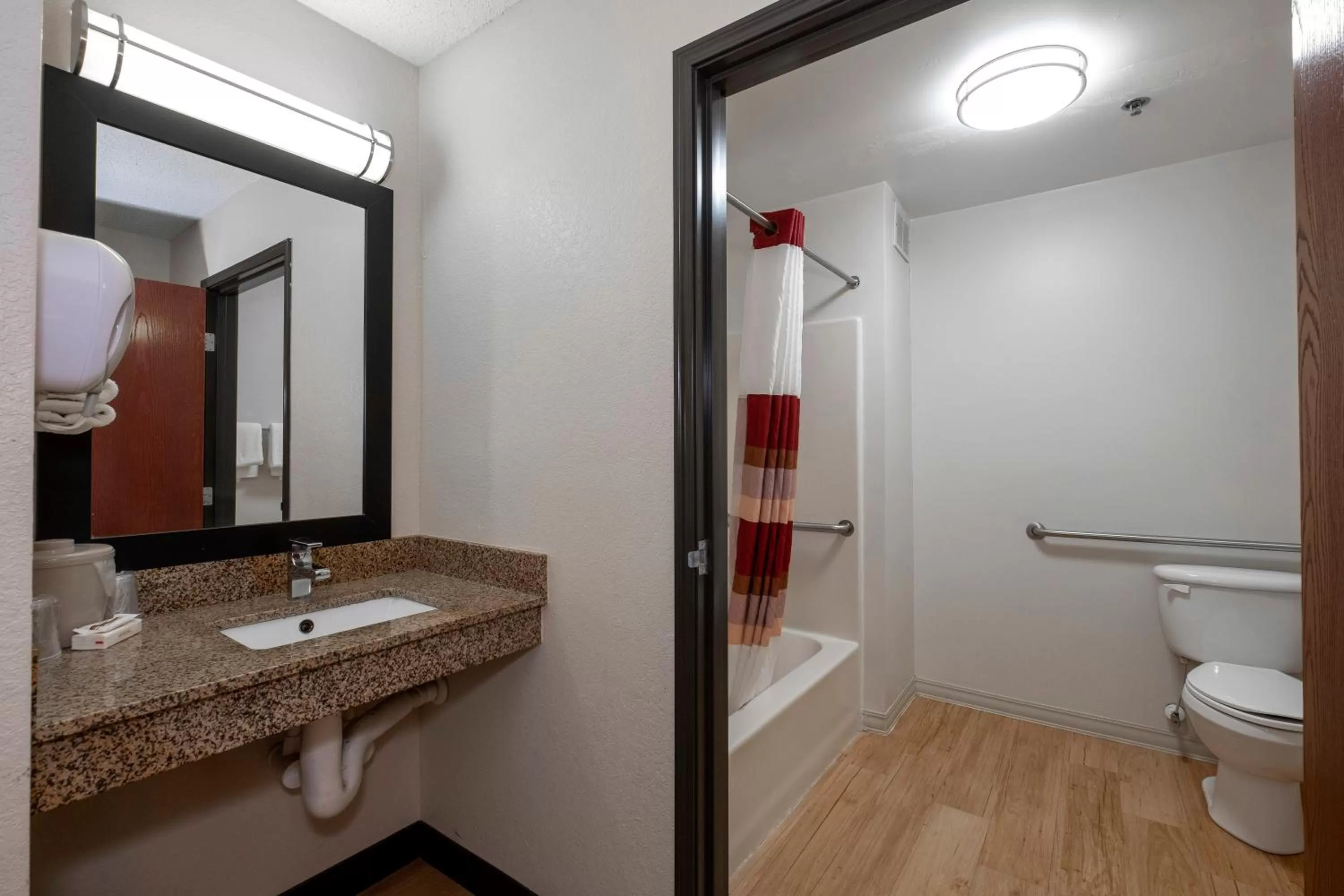 Bathroom in Red Roof Inn & Suites Dover Downtown