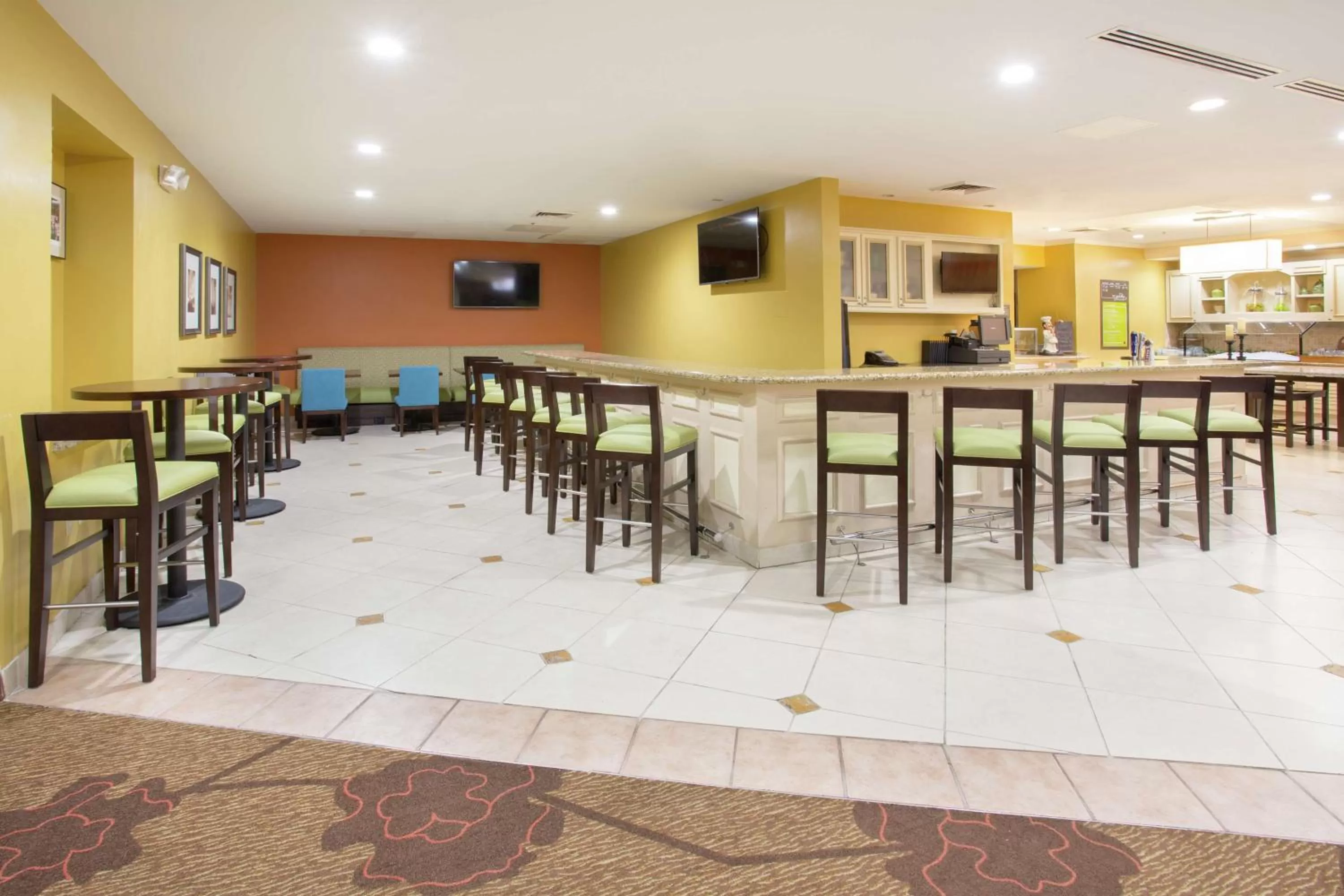 Lounge or bar in Hilton Garden Inn Phoenix/Avondale