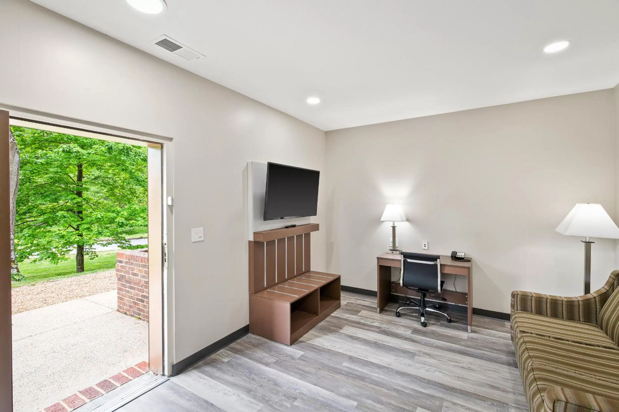 Living room in The English Inn of Charlottesville