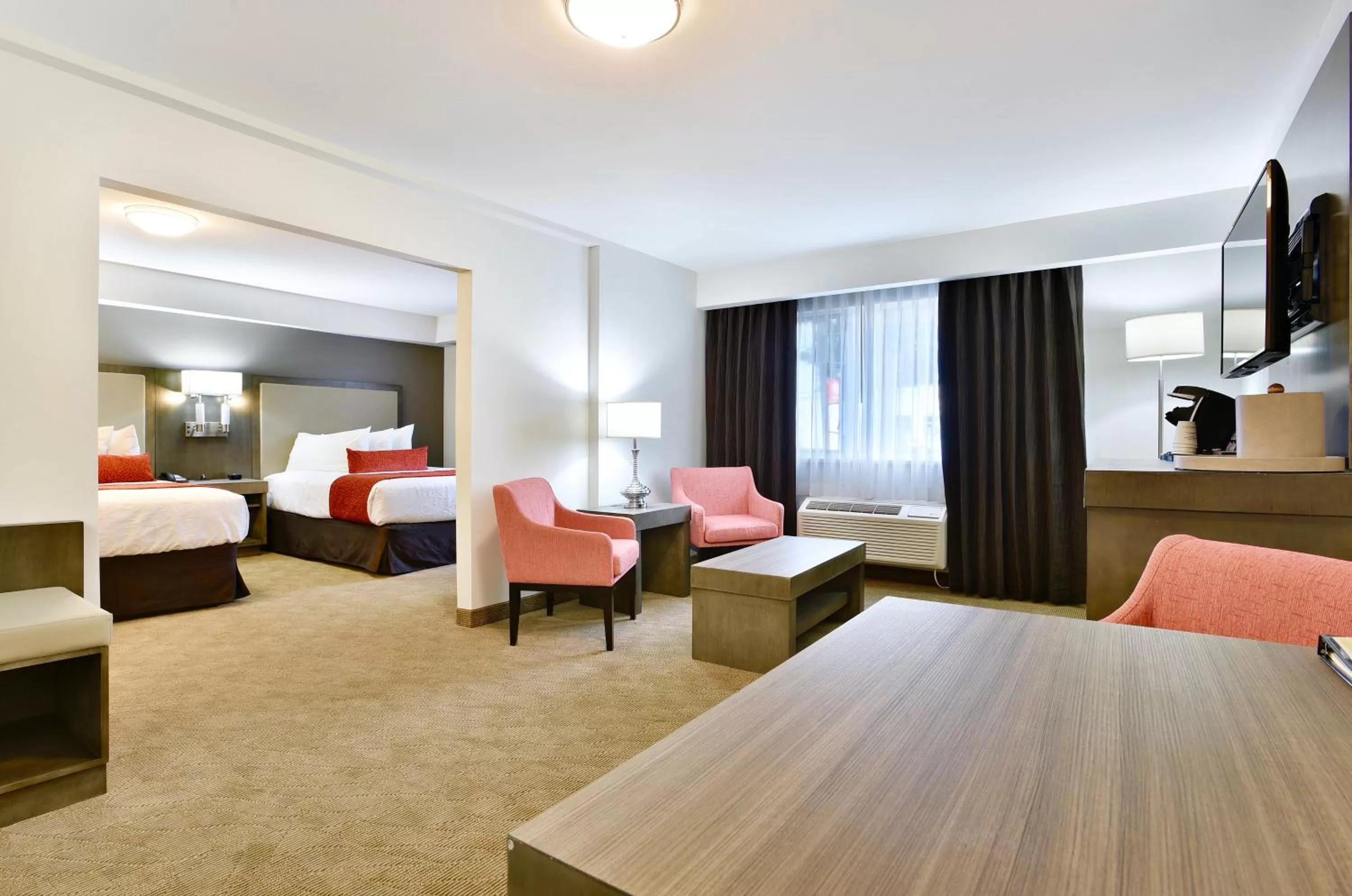 Living room, Bed in Best Western Cowichan Valley Inn