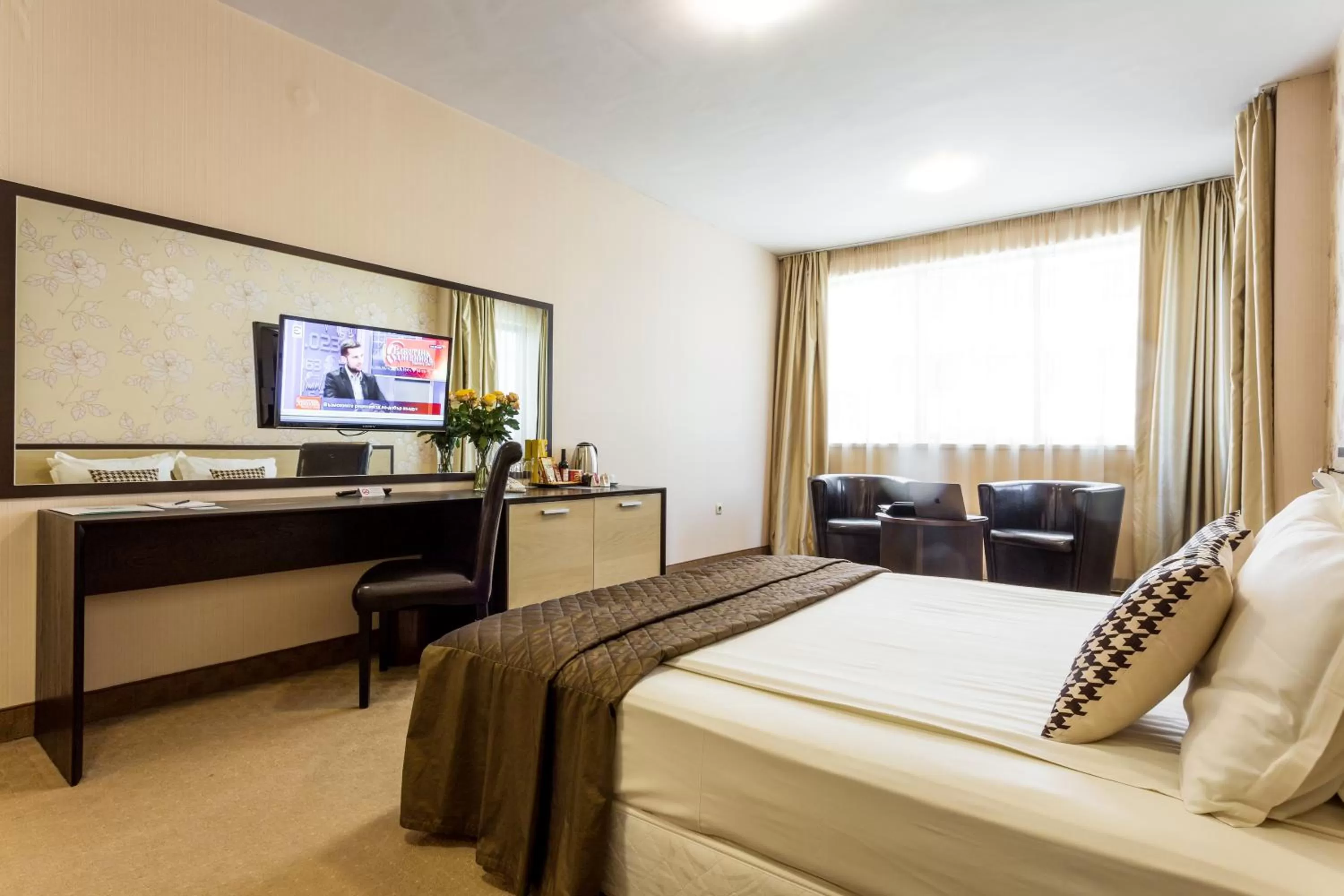 Communal lounge/ TV room in City Avenue Hotel by HMG-Free Parking-Free Wi-Fi