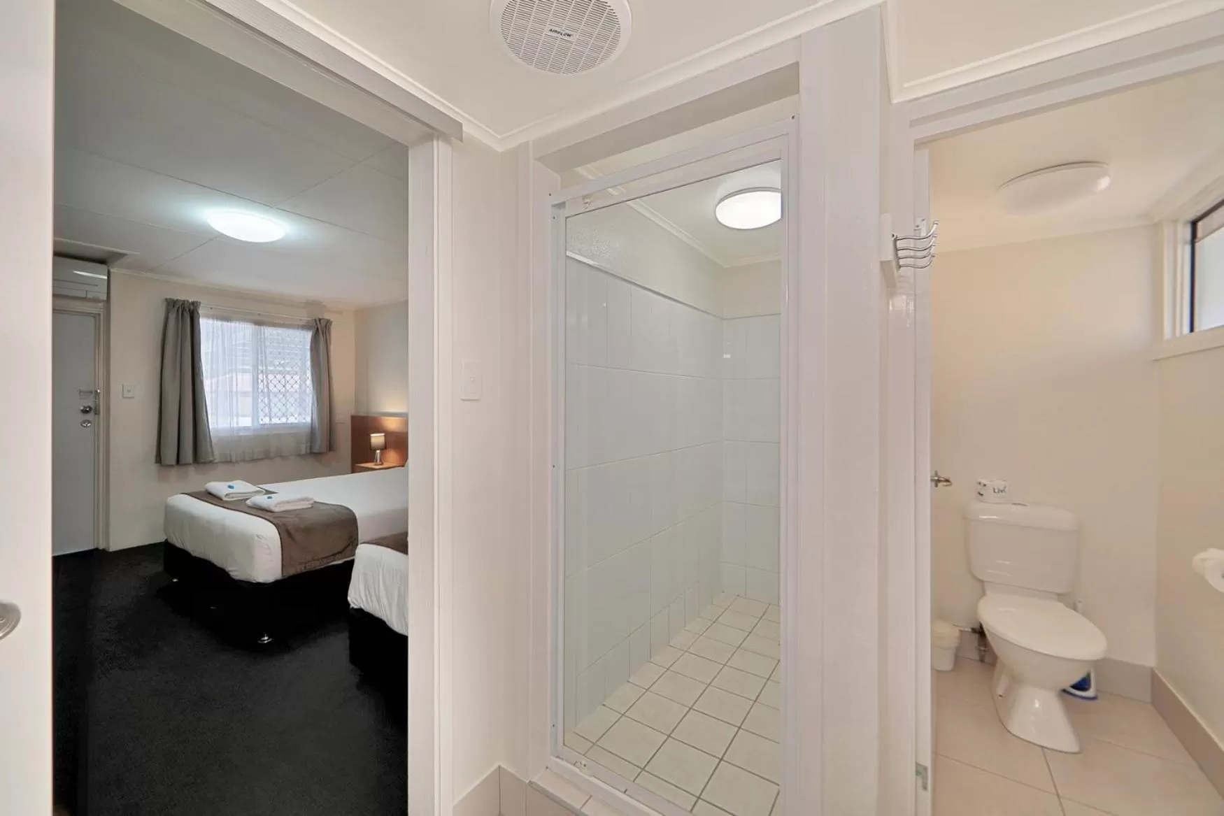Shower, Bed in Oscar Motel