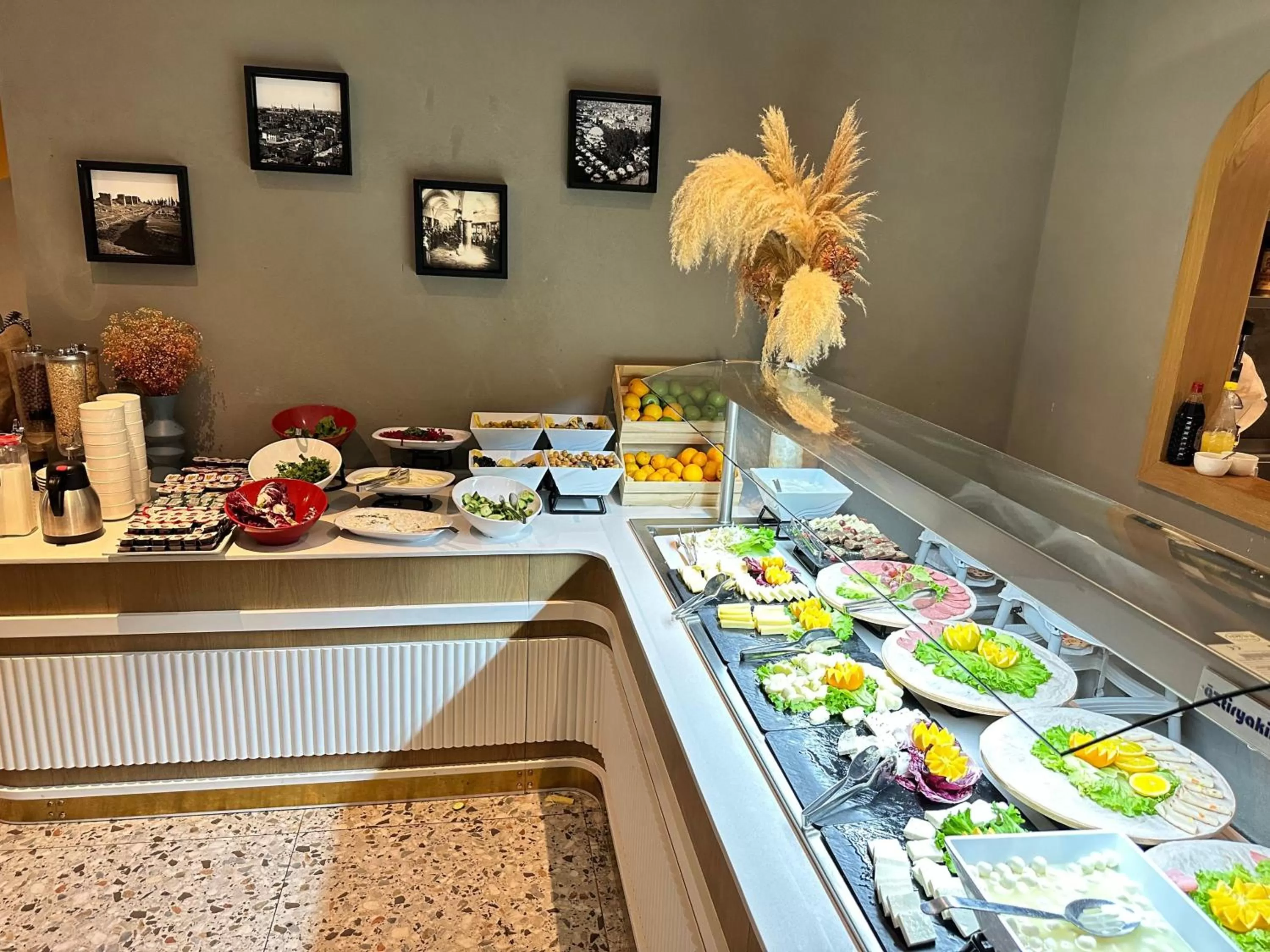 Food and drinks in Edition Old City Hotel