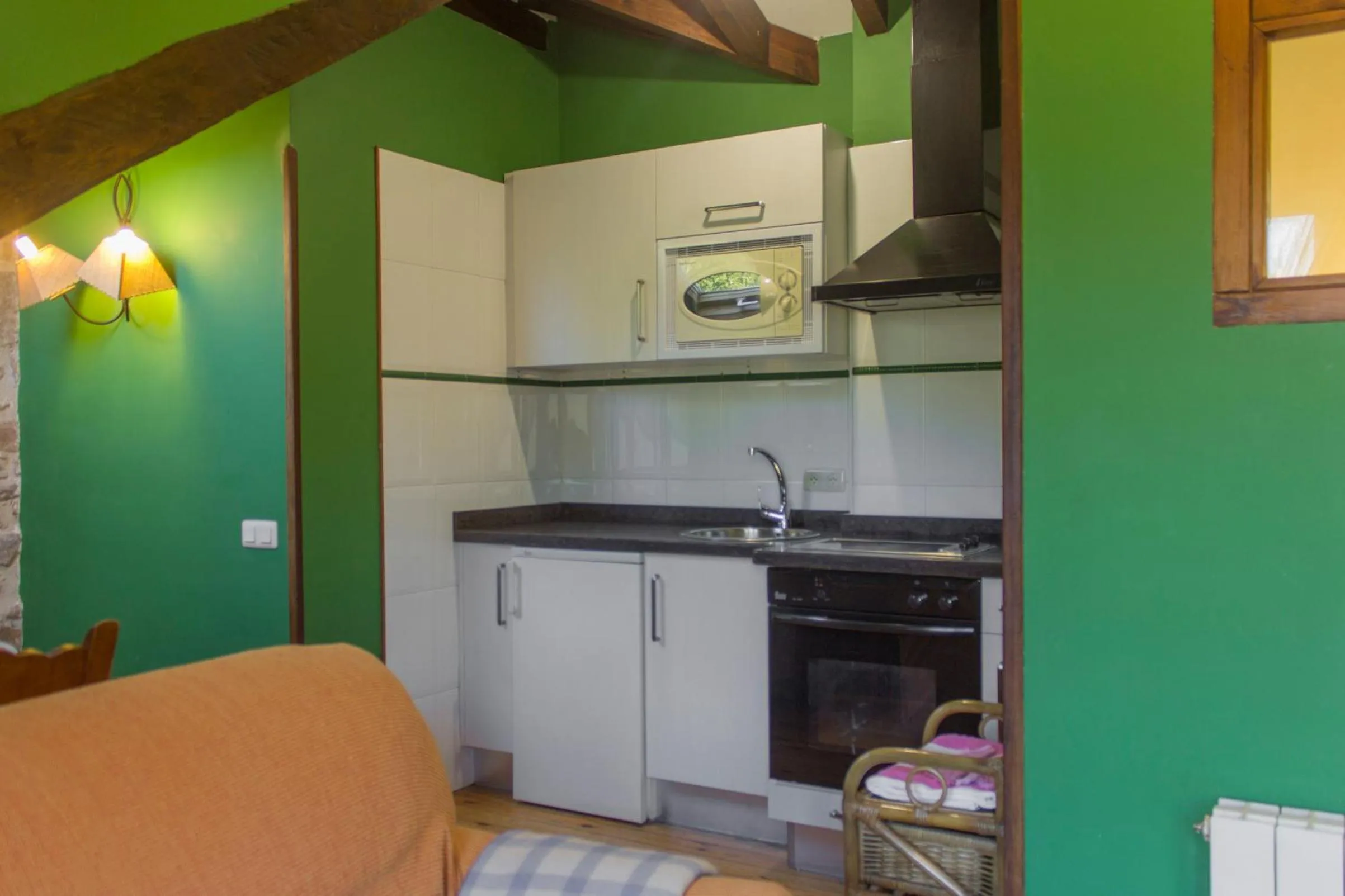 Kitchen or kitchenette in Viviendas Rurales El Covaju