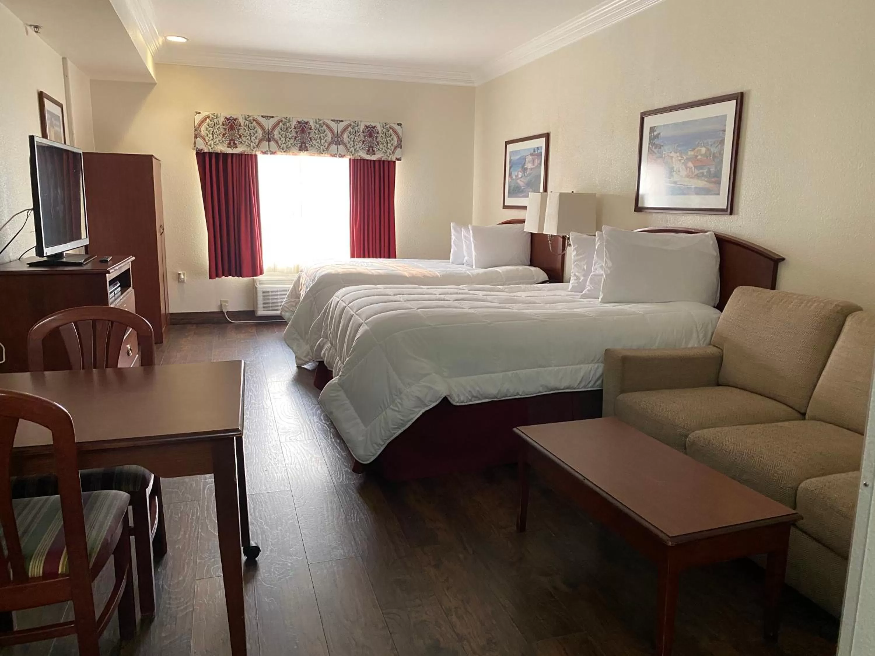 Photo of the whole room, Bed in Homestead Lodge Apart Hotel