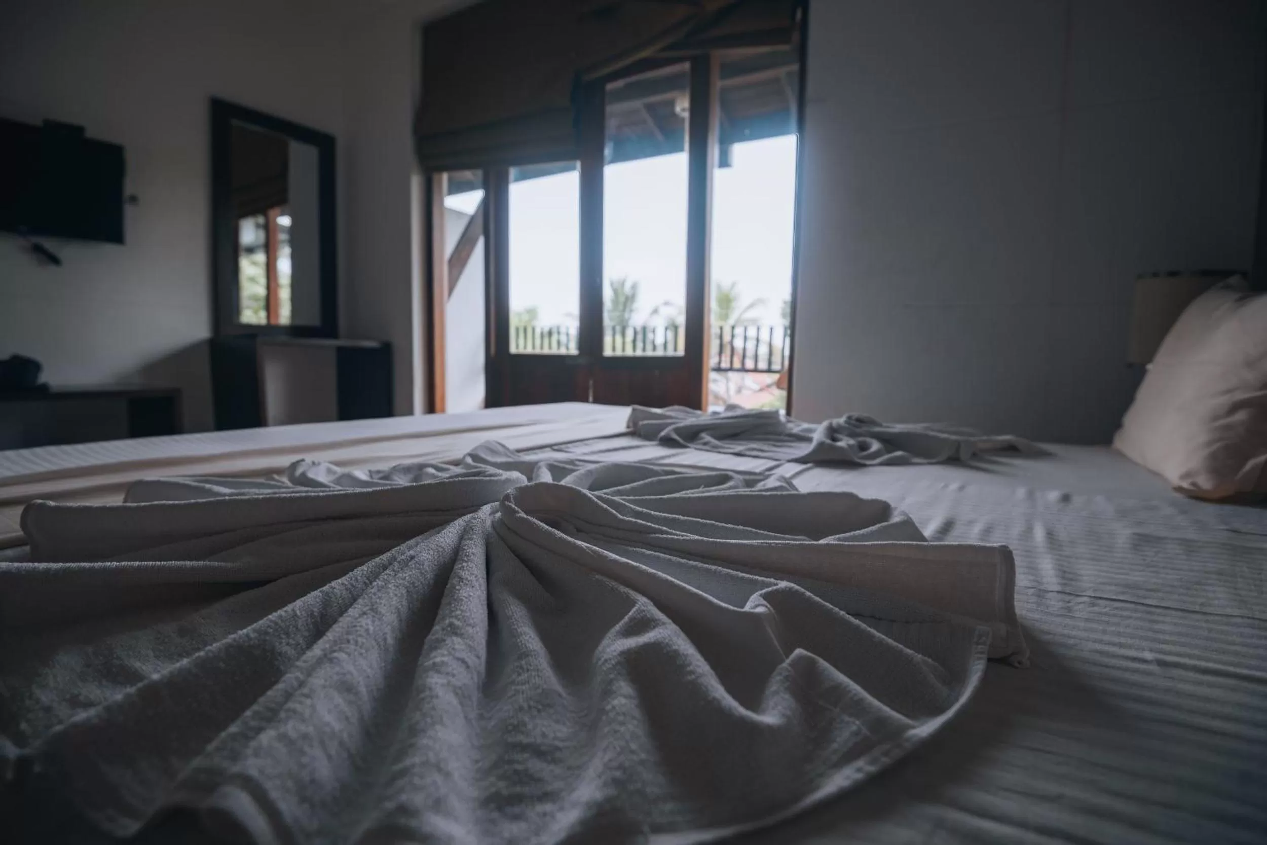 Photo of the whole room, Bed in Summer Side