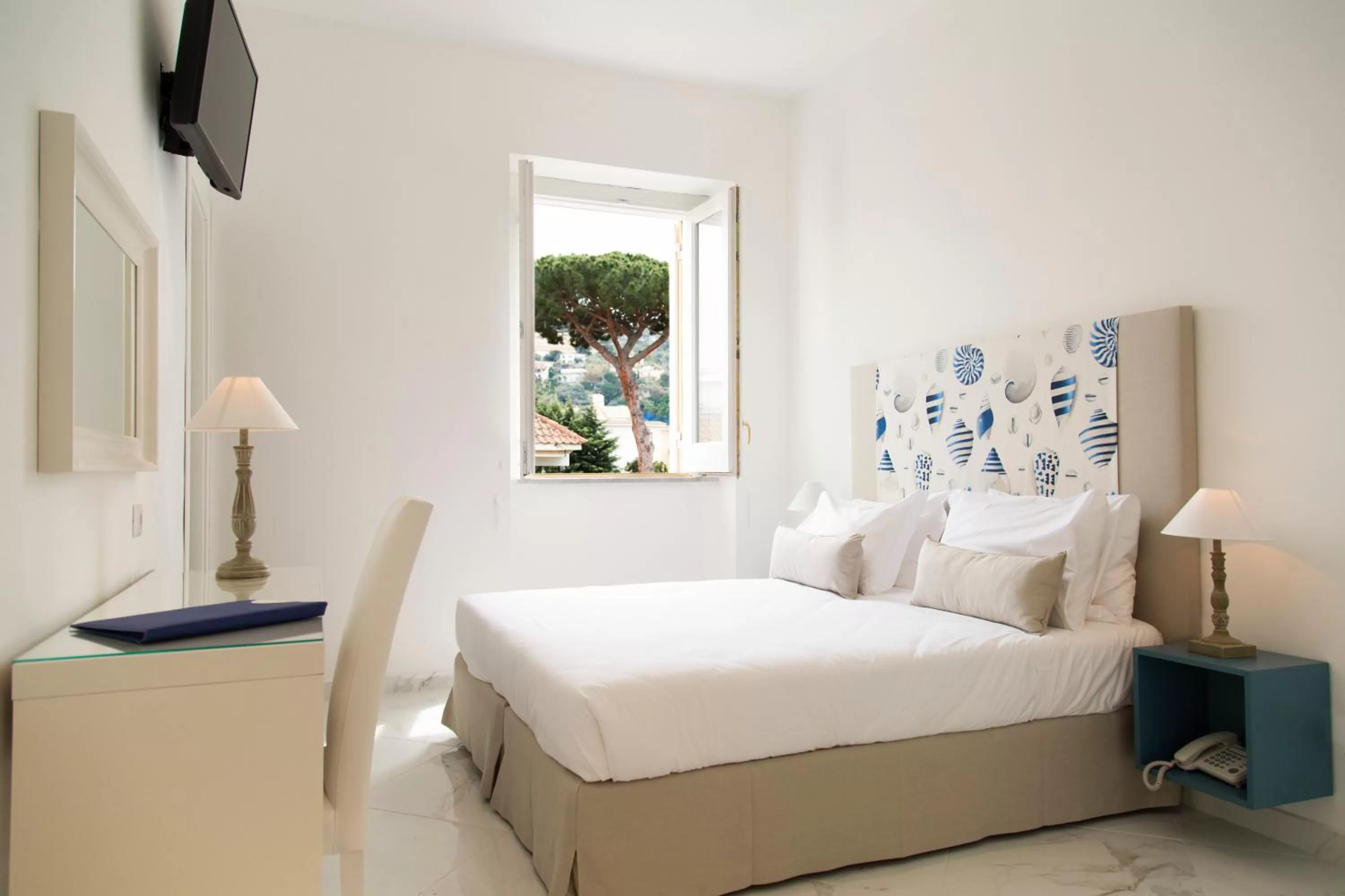 Photo of the whole room, Bed in Hotel Crawford