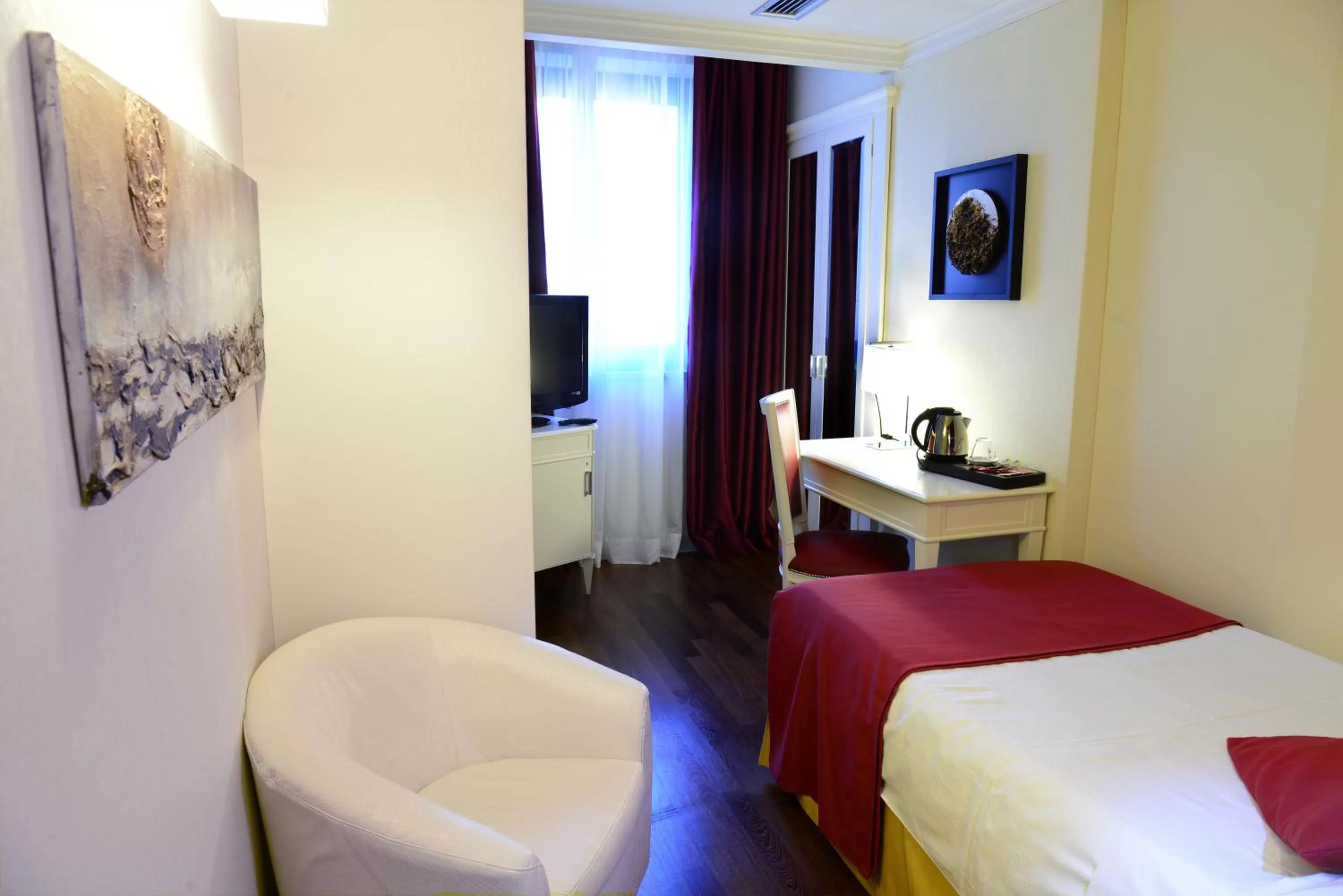 Coffee/tea facilities, Bed in Trilussa Palace Hotel Congress & Spa