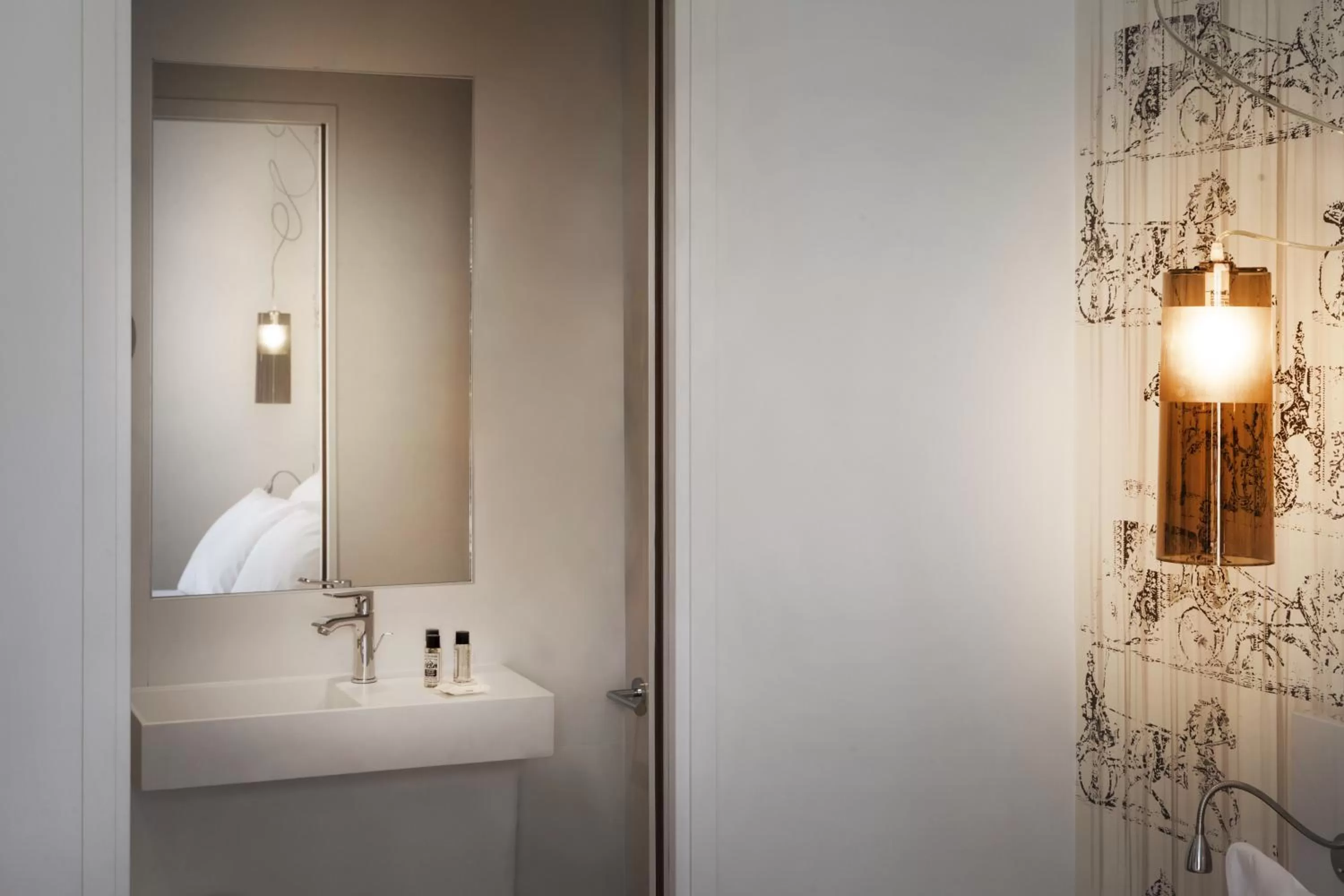 Shower in Le Mireille