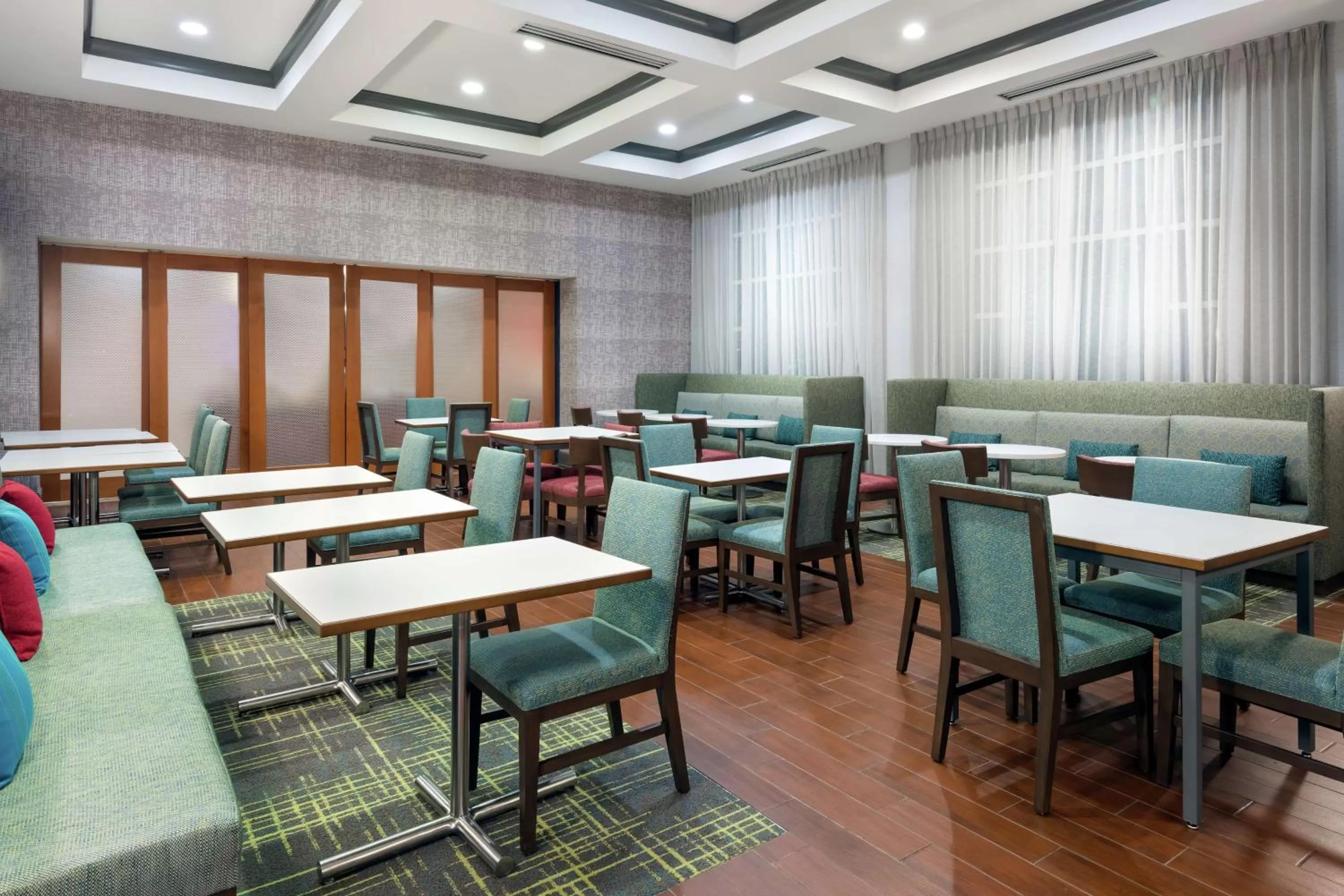 Breakfast in Hampton Inn & Suites Orlando Airport at Gateway Village