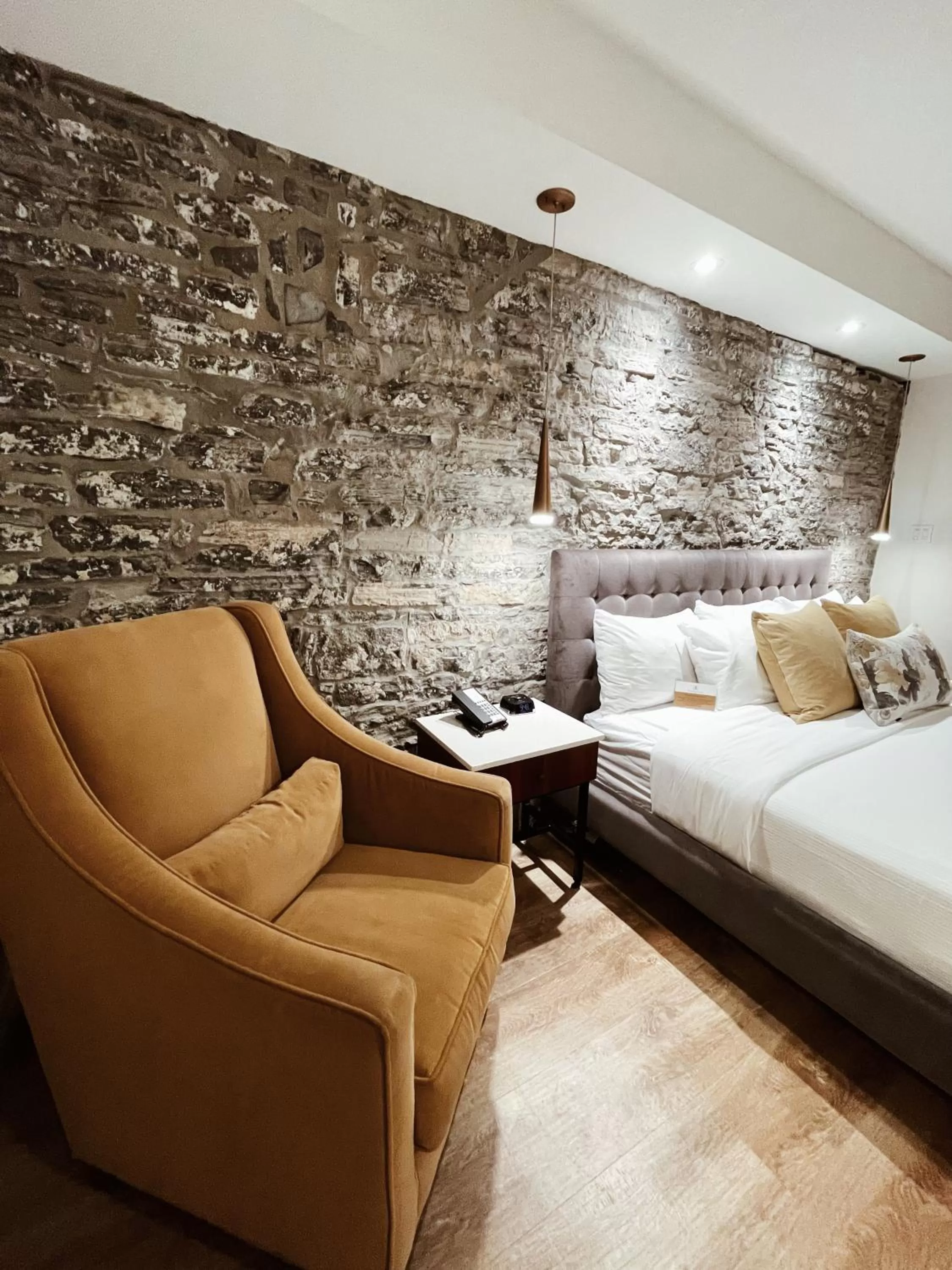 Bed in Hotel Manoir D'Auteuil - Par Aneyro