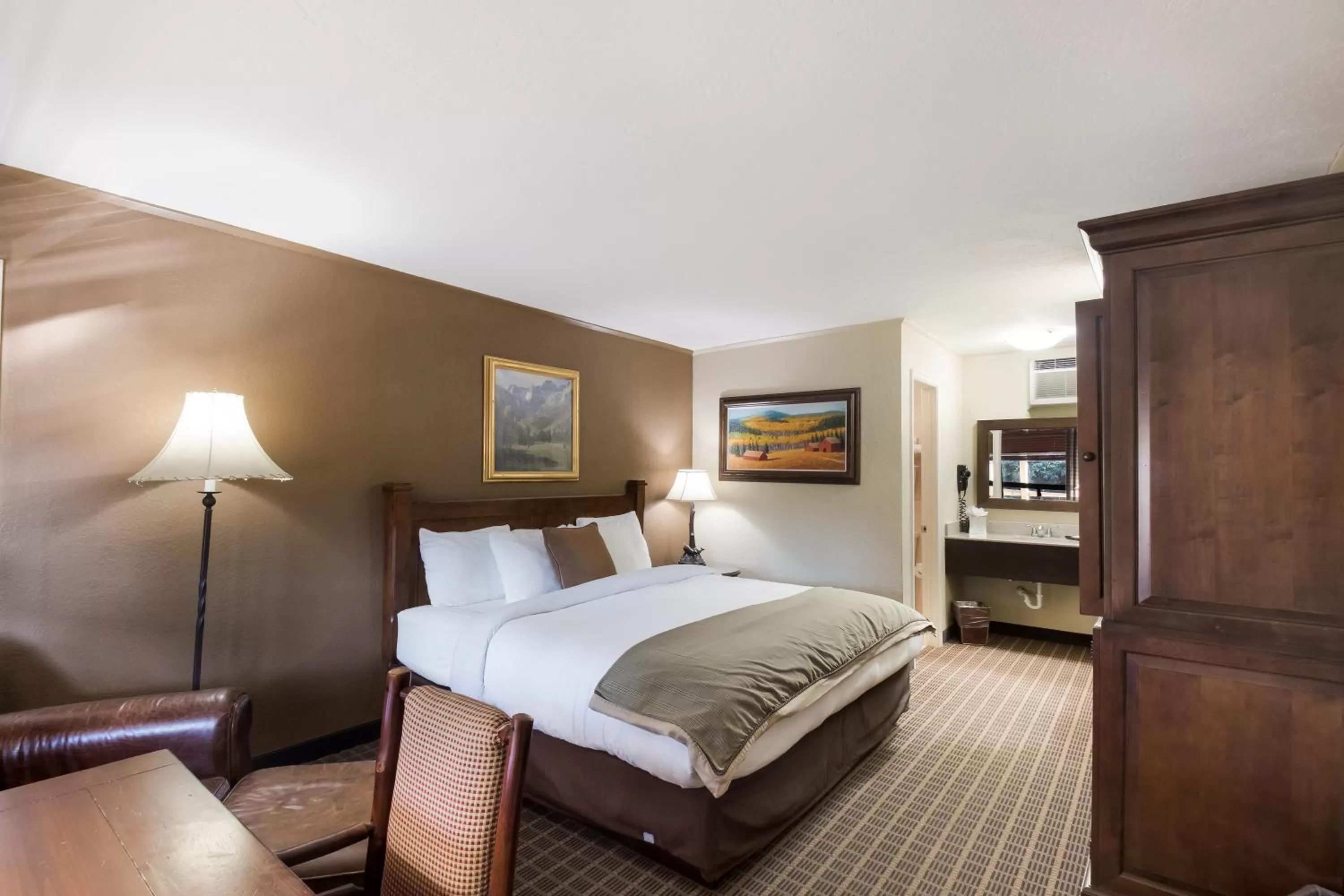 Photo of the whole room, Bed in The Inn at Tomichi Village