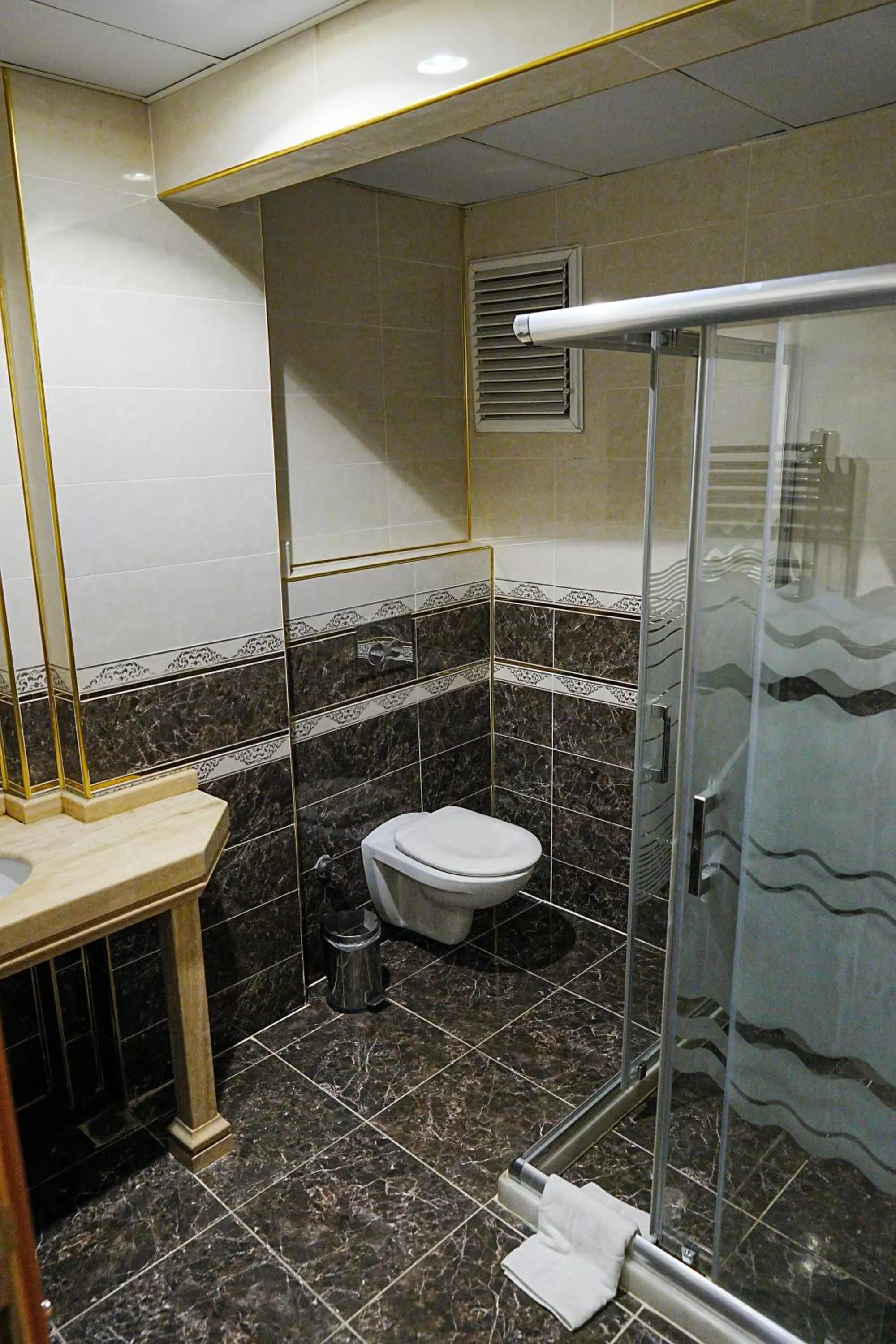 Bathroom in Reyyan Hotel