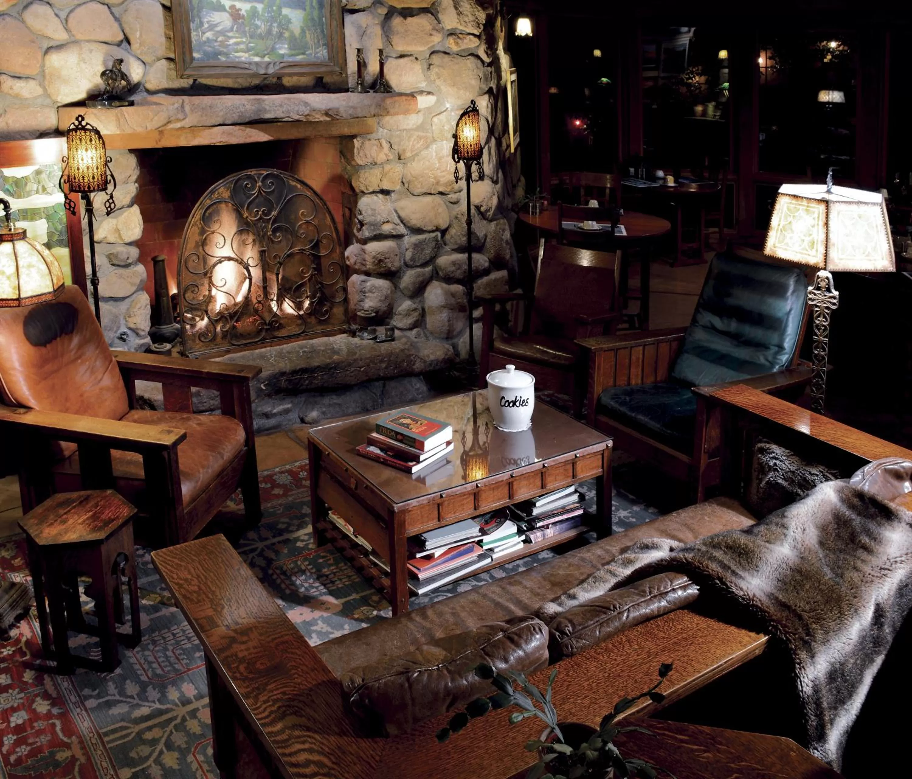 Communal lounge/ TV room in El Portal Sedona Hotel