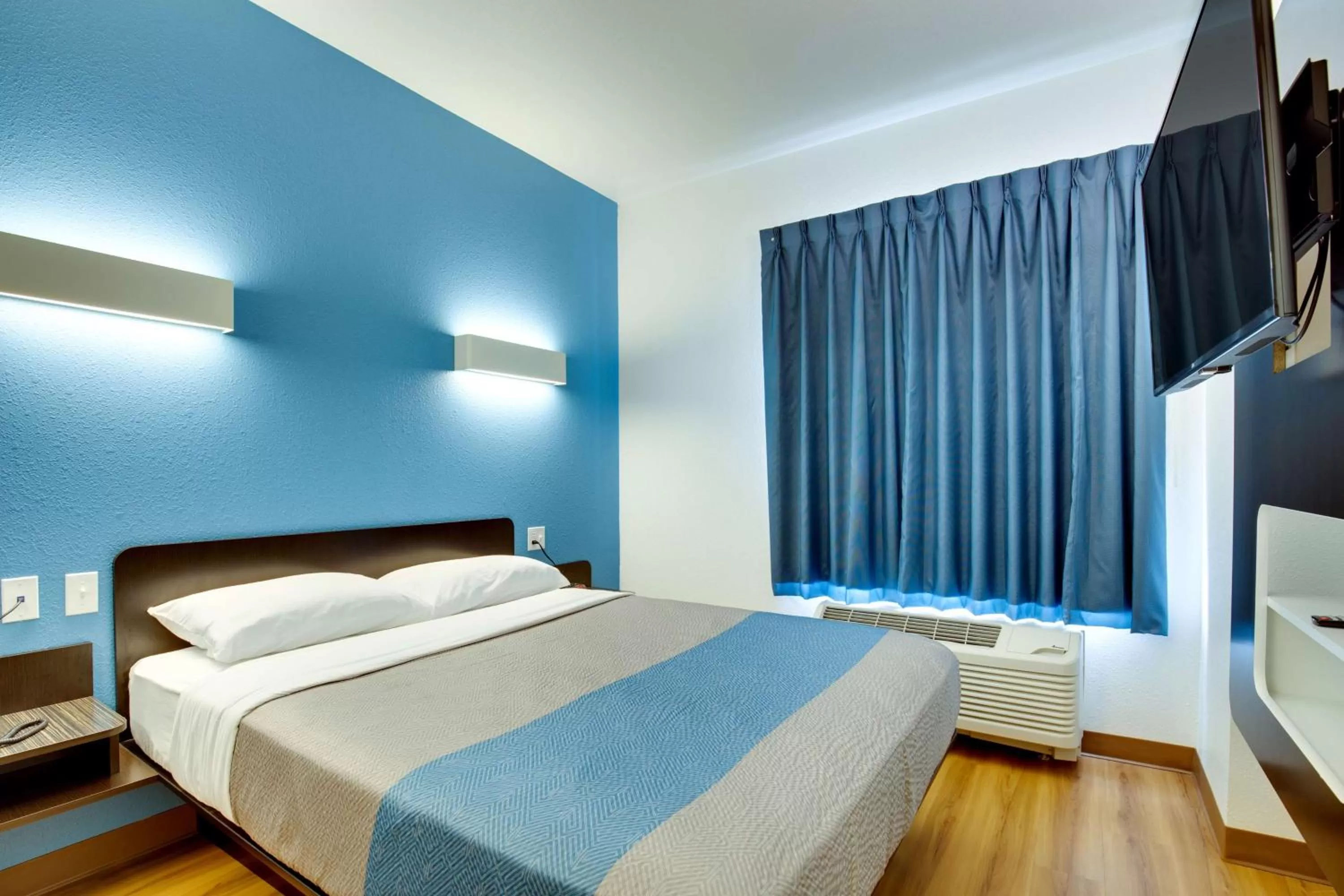 Photo of the whole room, Bed in Motel 6 Poplar Bluff, MO