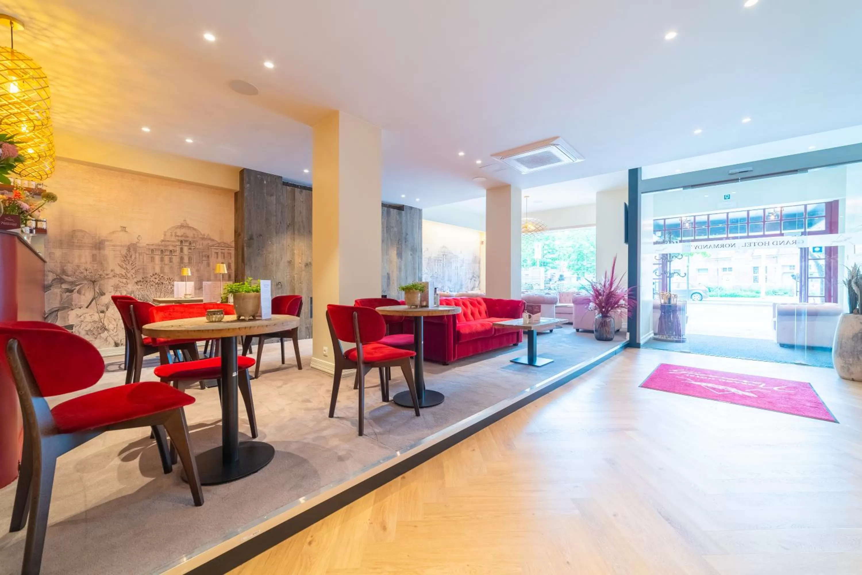 Lounge or bar in Grand Hotel Normandy by CW Hotel Collection