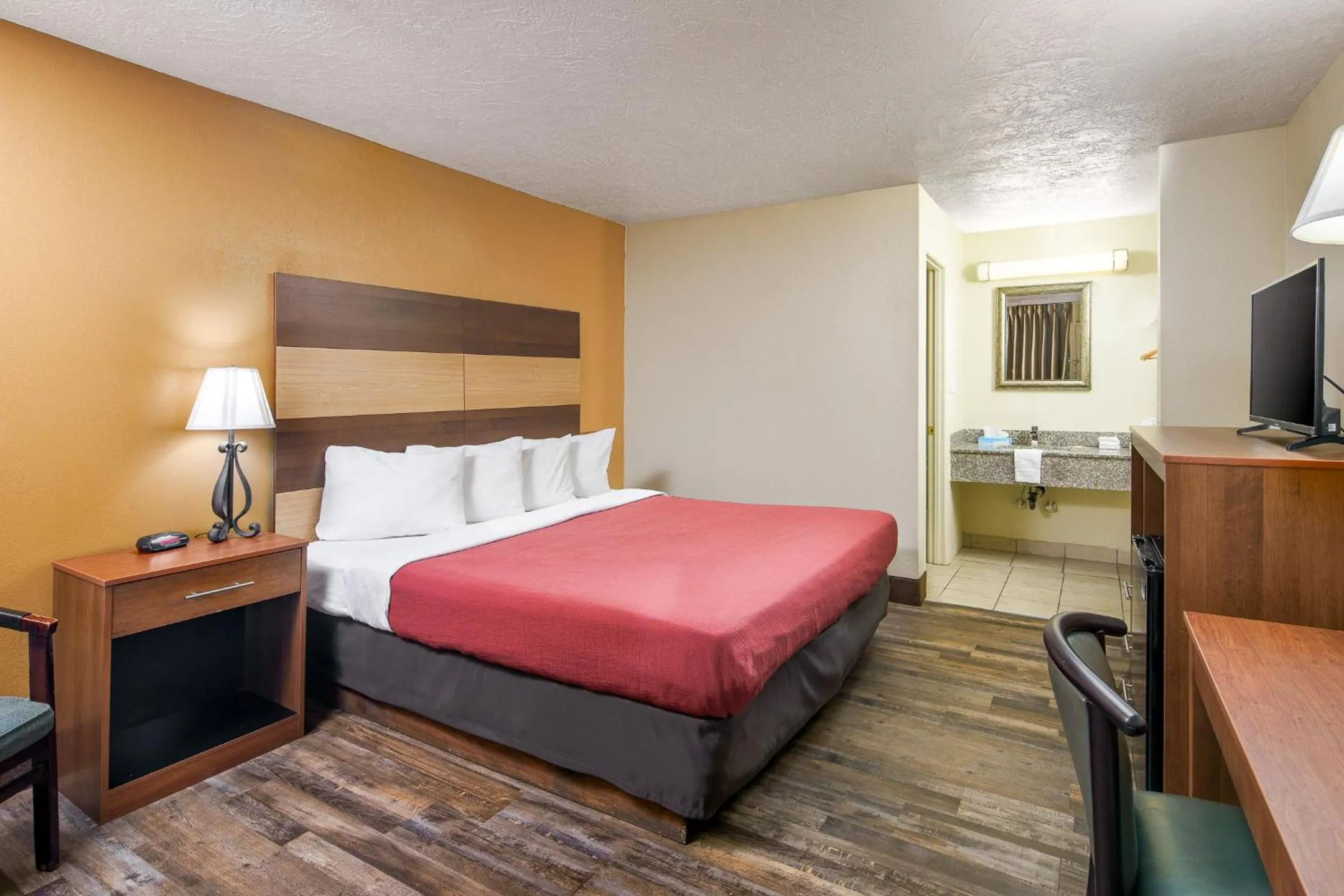 Bed in Americana Inn a Travelodge by Wyndham