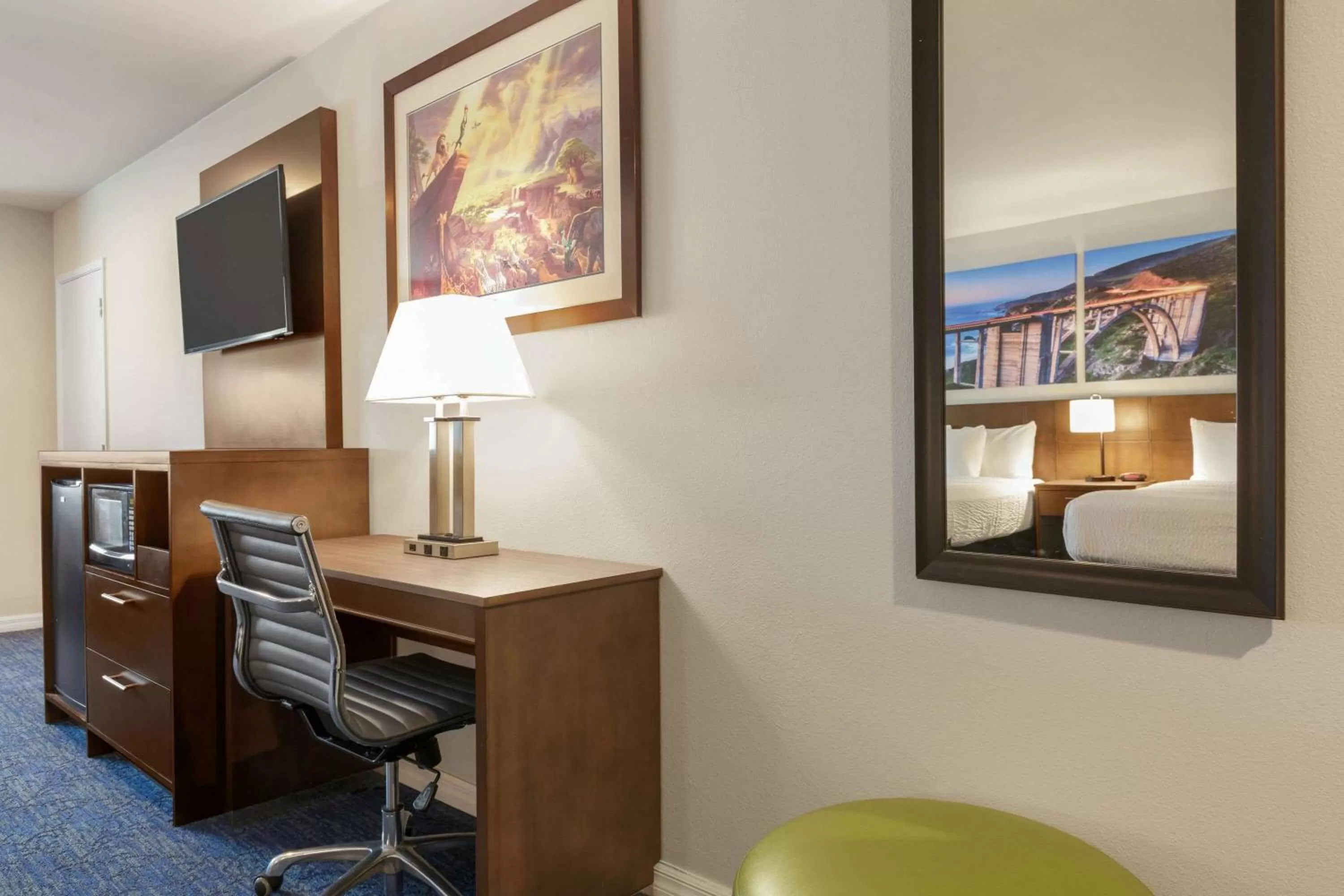 Bedroom in Days Inn & Suites by Wyndham Anaheim At Disneyland Park