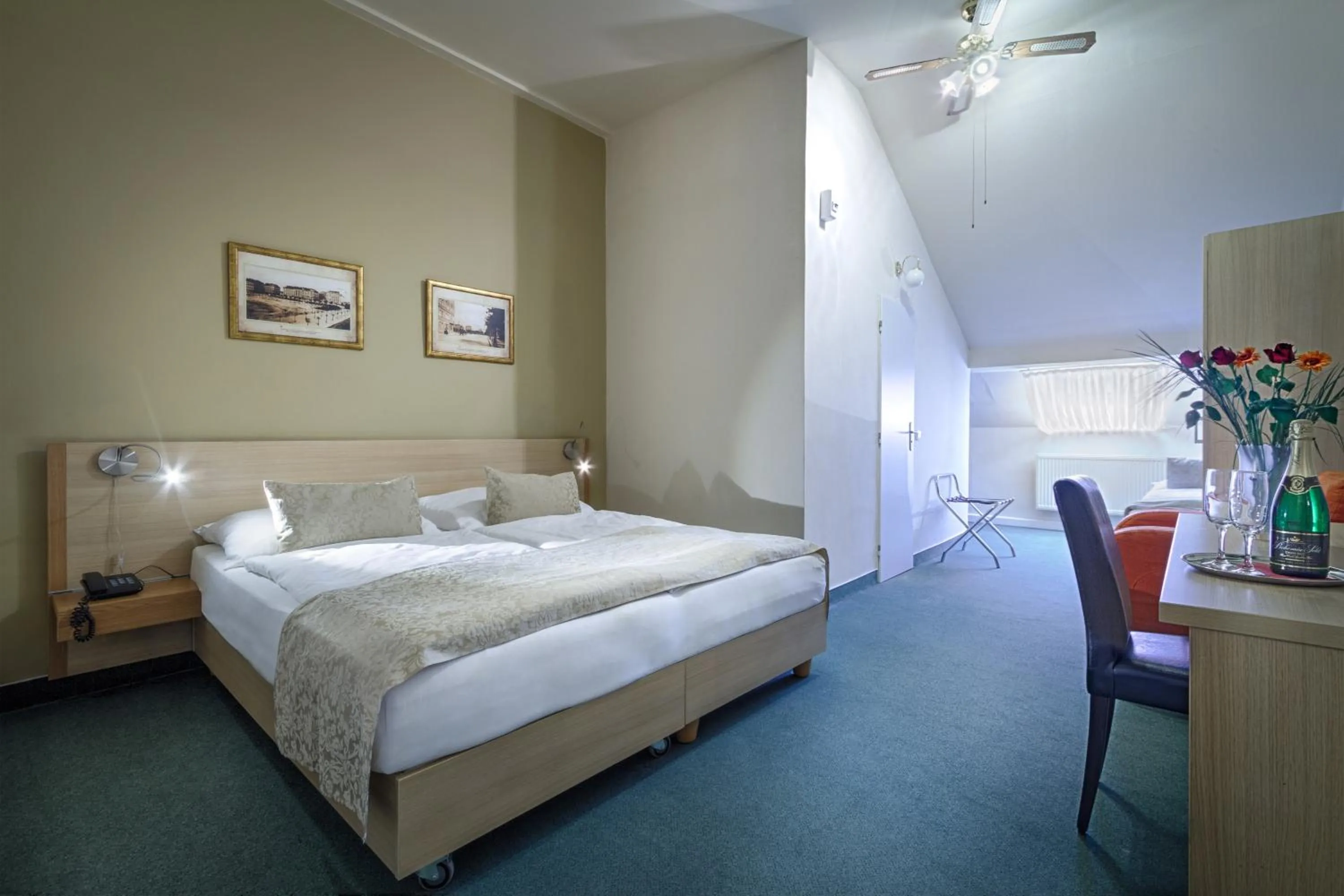 Bedroom, Bed in Hotel Taurus