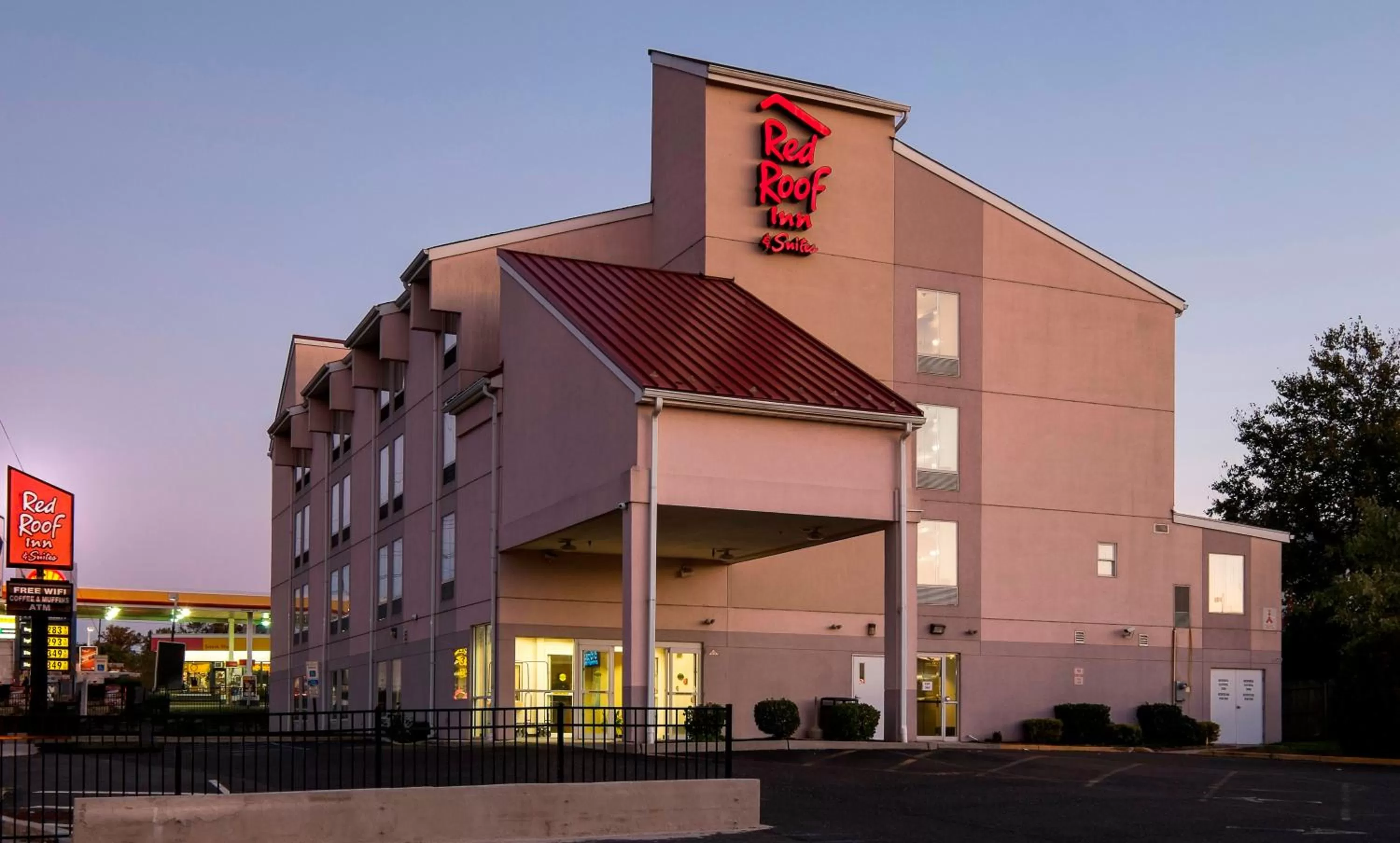 Property building in Red Roof Inn & Suites Philadelphia - Bellmawr