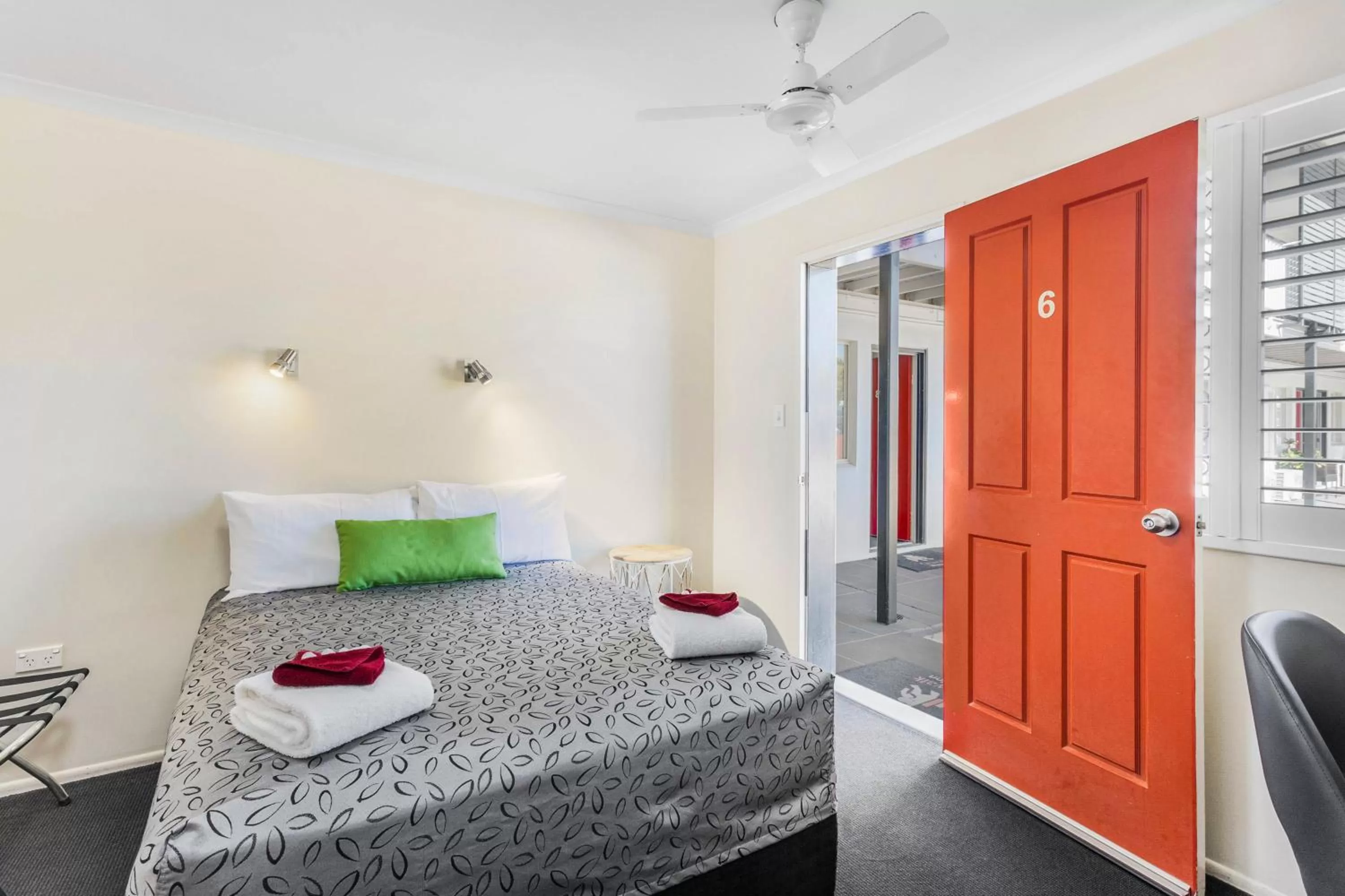 Photo of the whole room, Bed in Citywalk Motor Inn