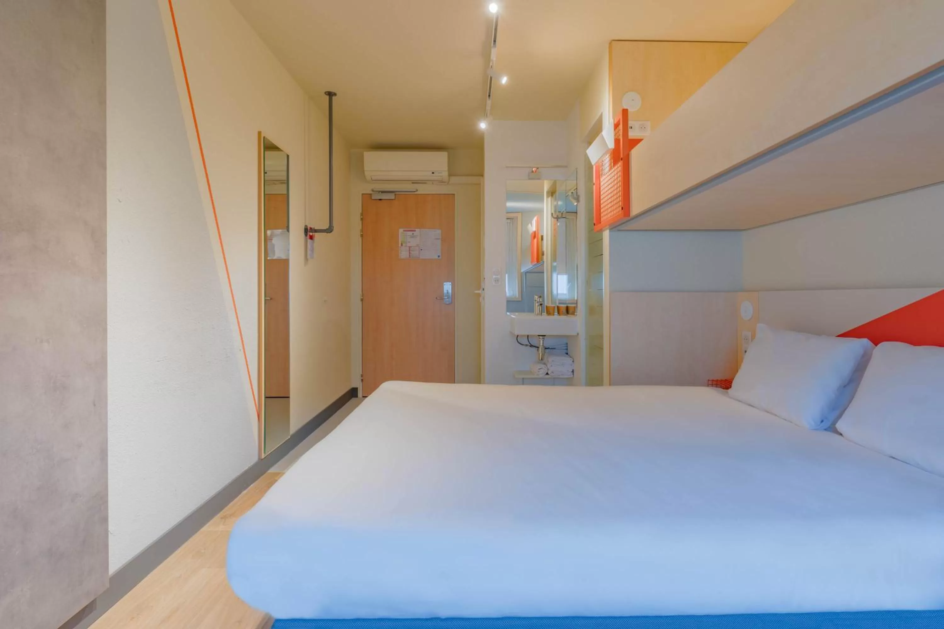 Bed in Ibis Budget Lyon Est Saint Quentin Fallavier