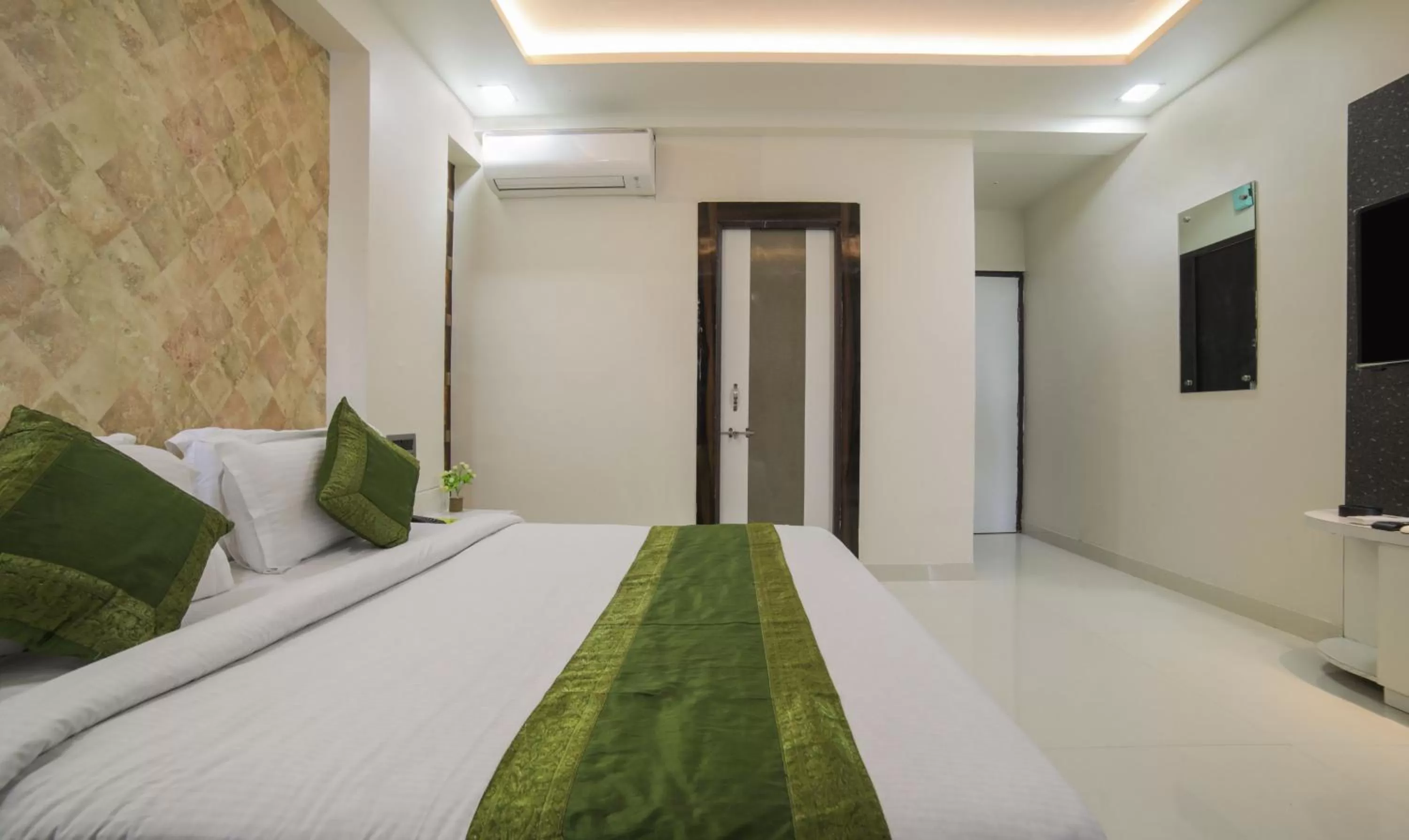 Bedroom, Bed in Itsy Hotels Le Clover