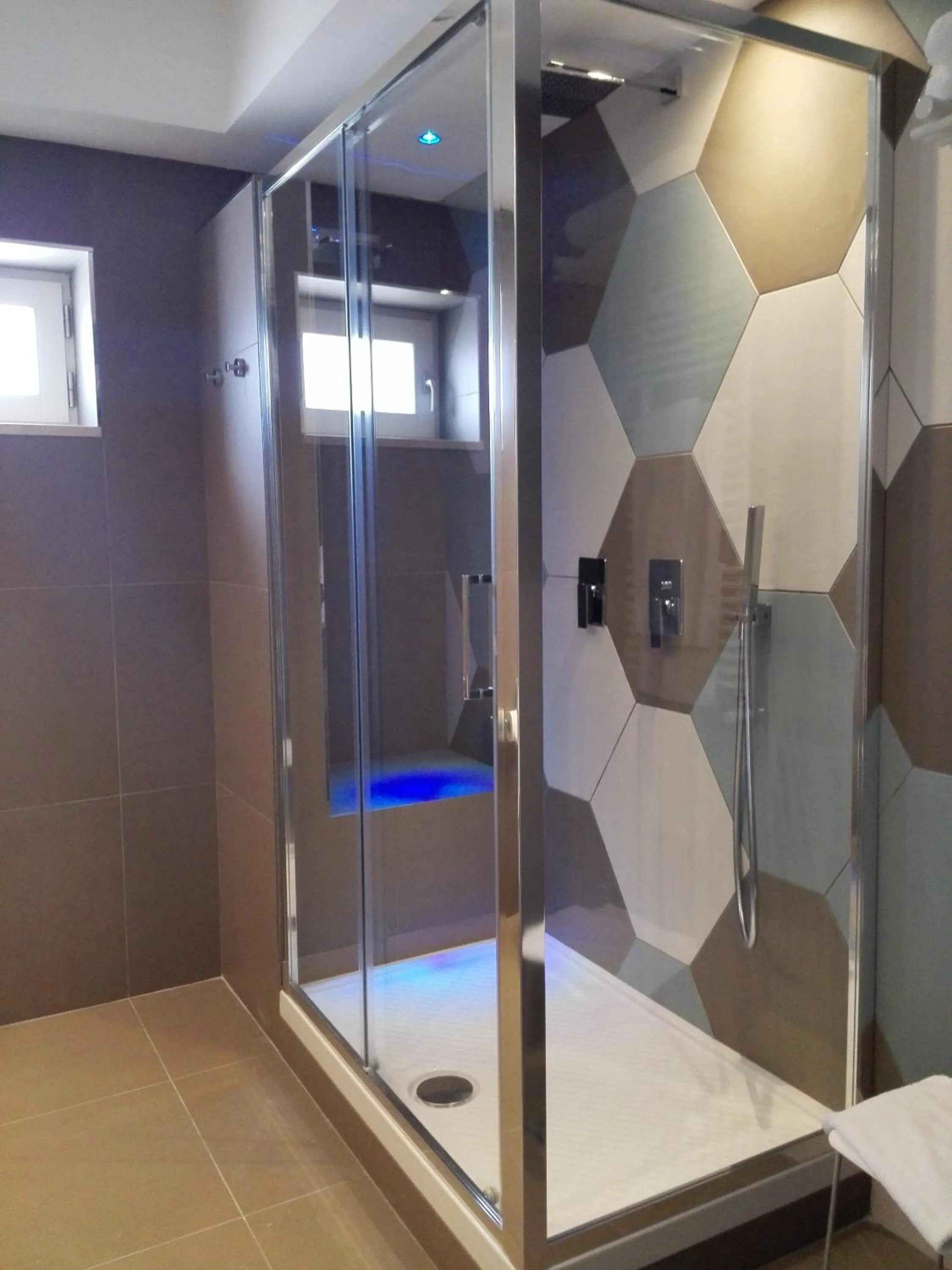 Shower in Hotel Marad