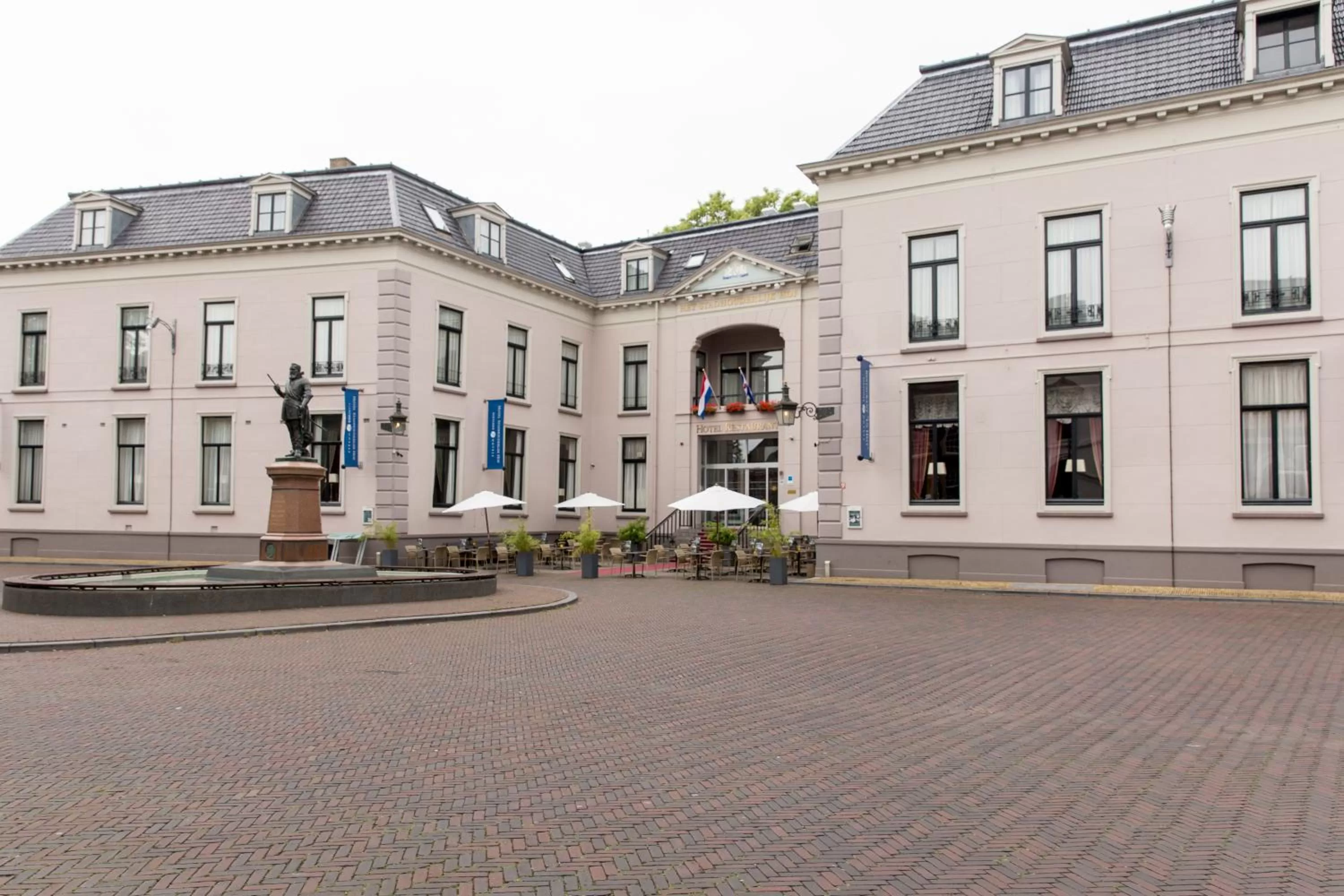 Facade/entrance in Fletcher Hotel Paleis Stadhouderlijk Hof