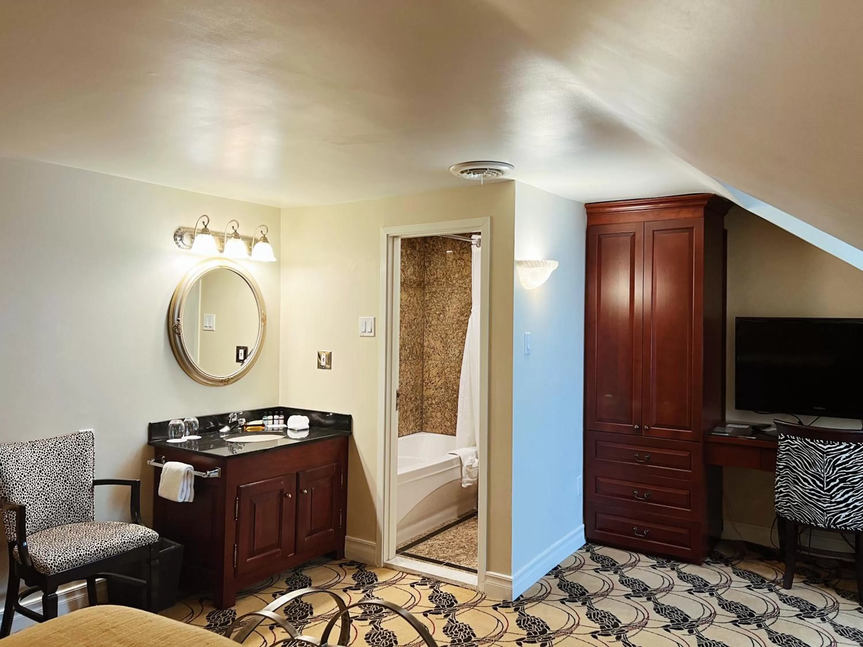 Bed in Hotel Manoir D'Auteuil - Par Aneyro