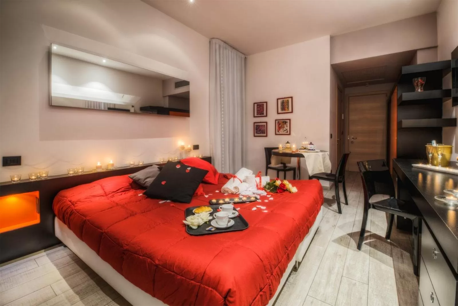 Photo of the whole room, Bed in Blue Shades Hotel