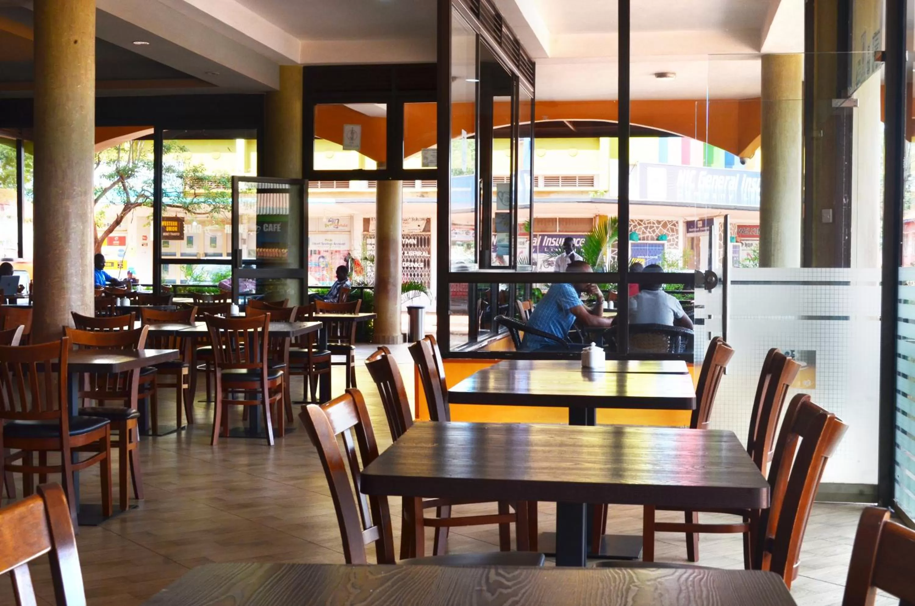 Restaurant/places to eat in Igar Plaza Hotel