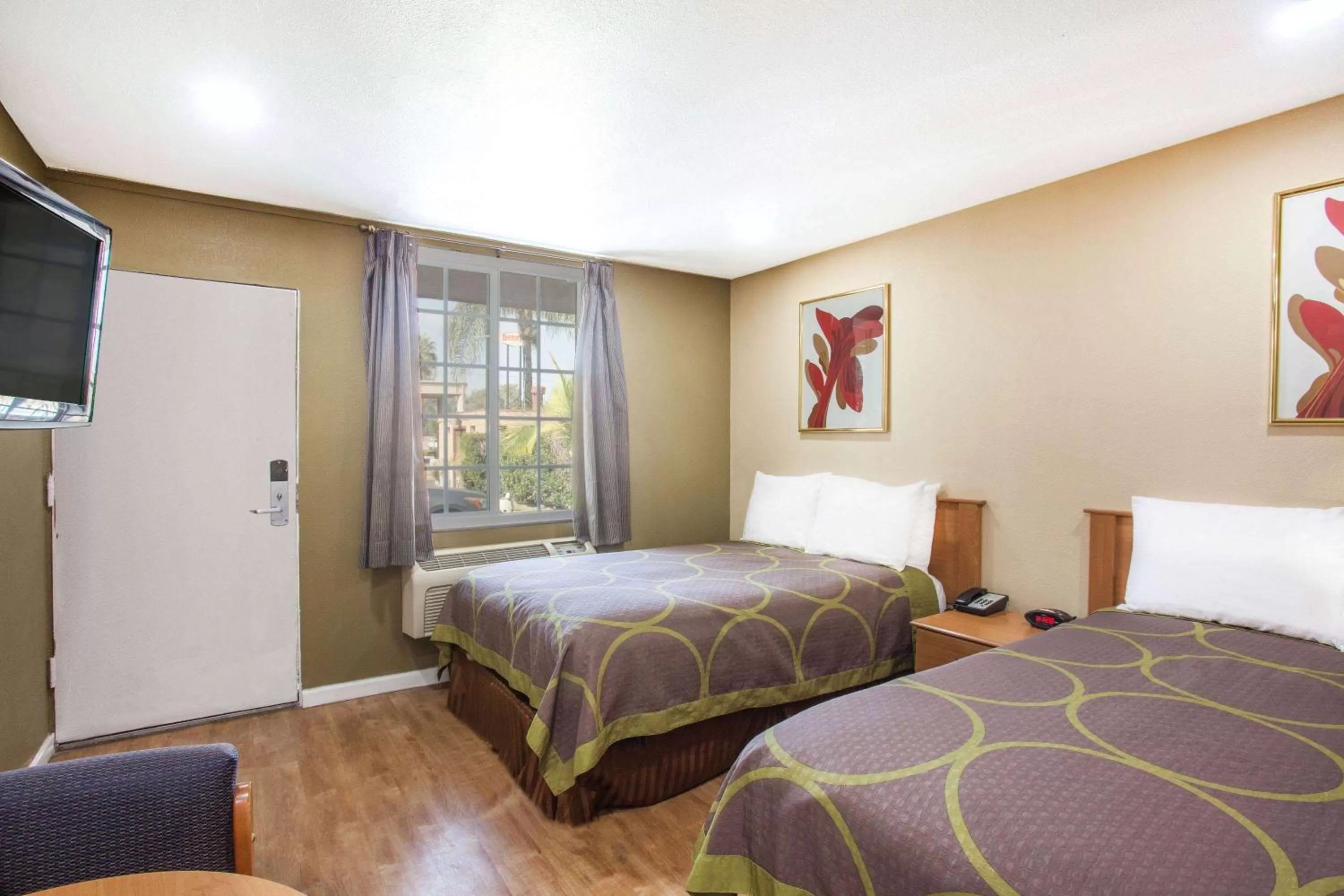 Photo of the whole room, Bed in Super 8 by Wyndham Redlands/San Bernardino