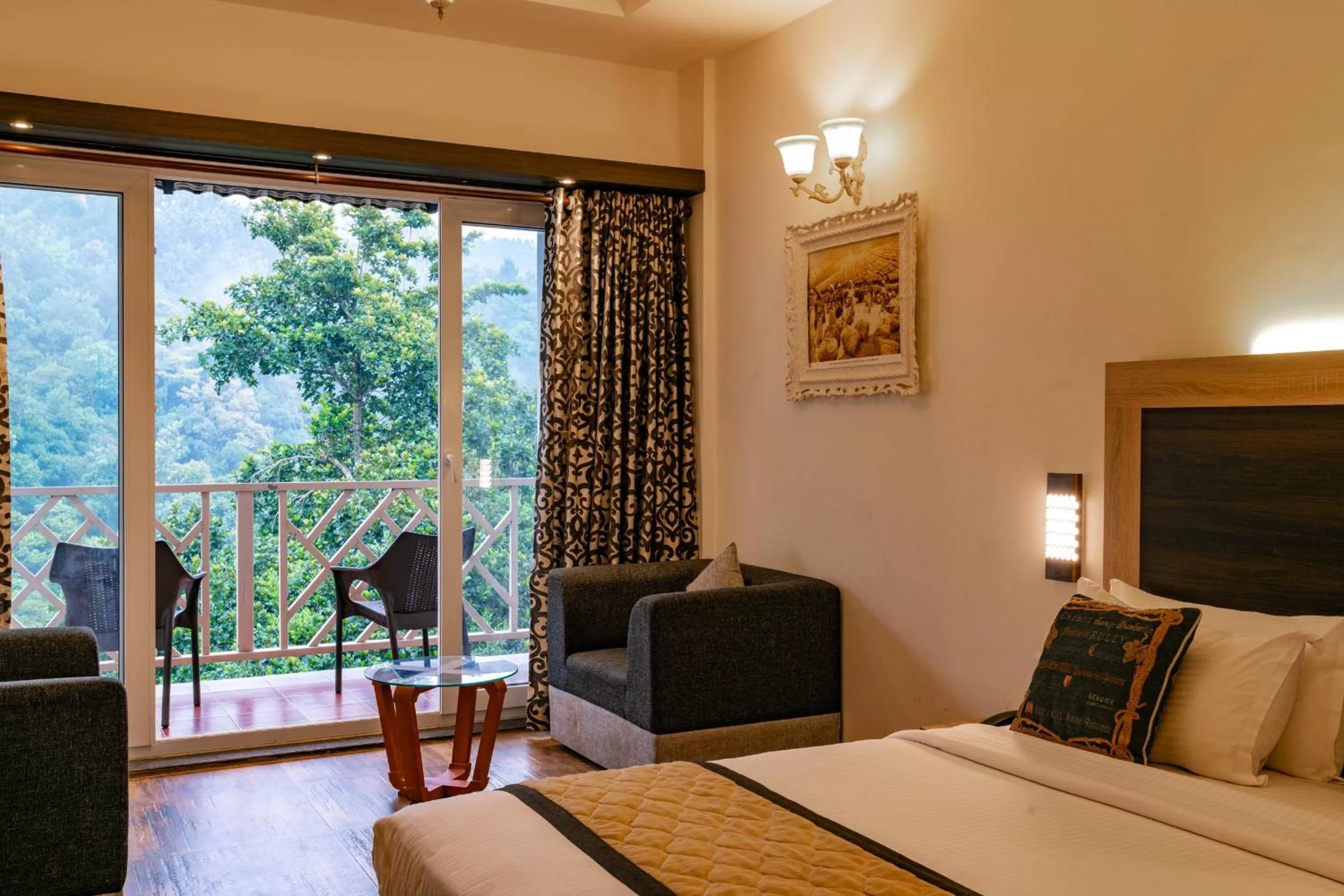 Photo of the whole room, Bed in Tea Harvester