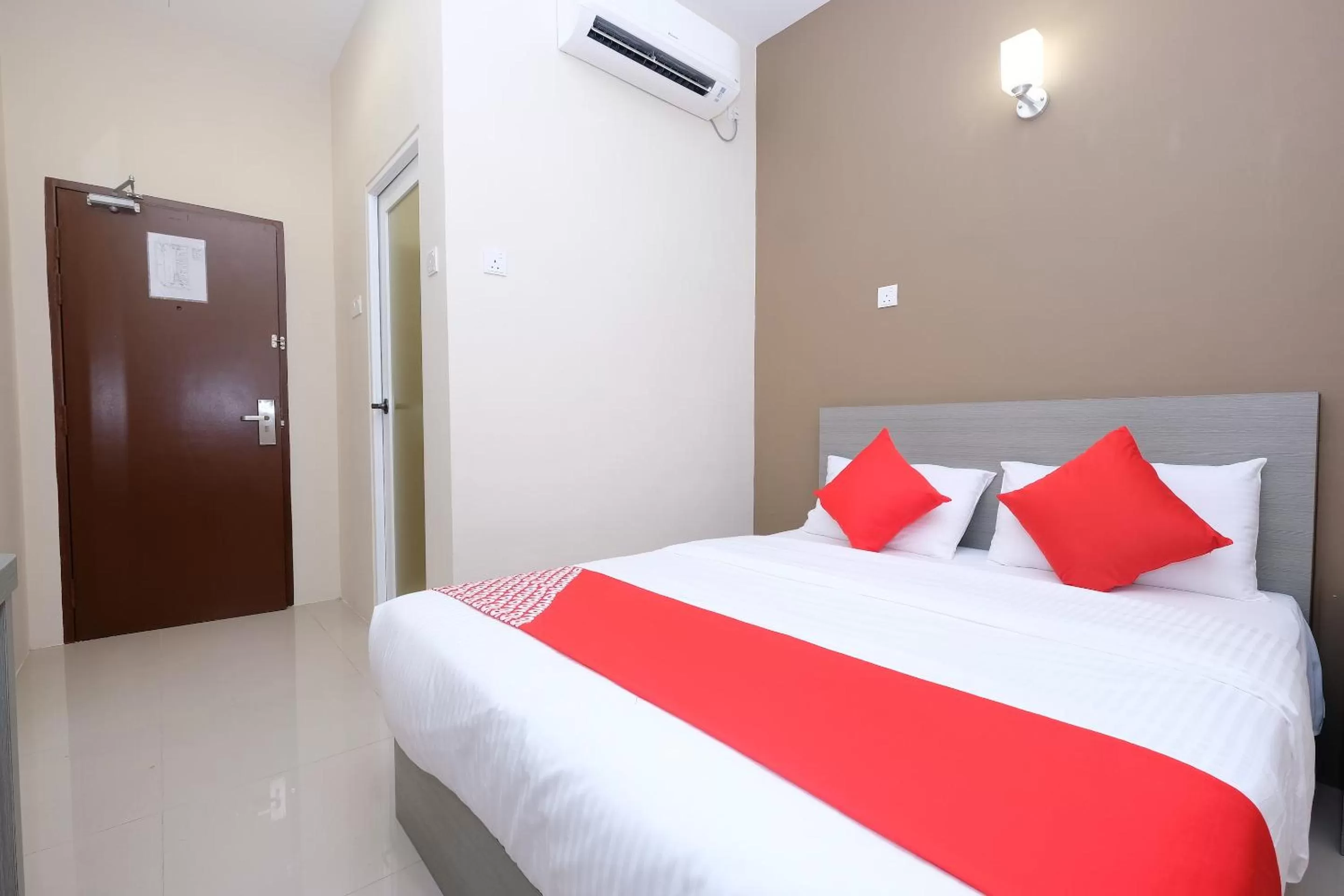 Bedroom, Bed in Super OYO 43935 Mancalin Hotel