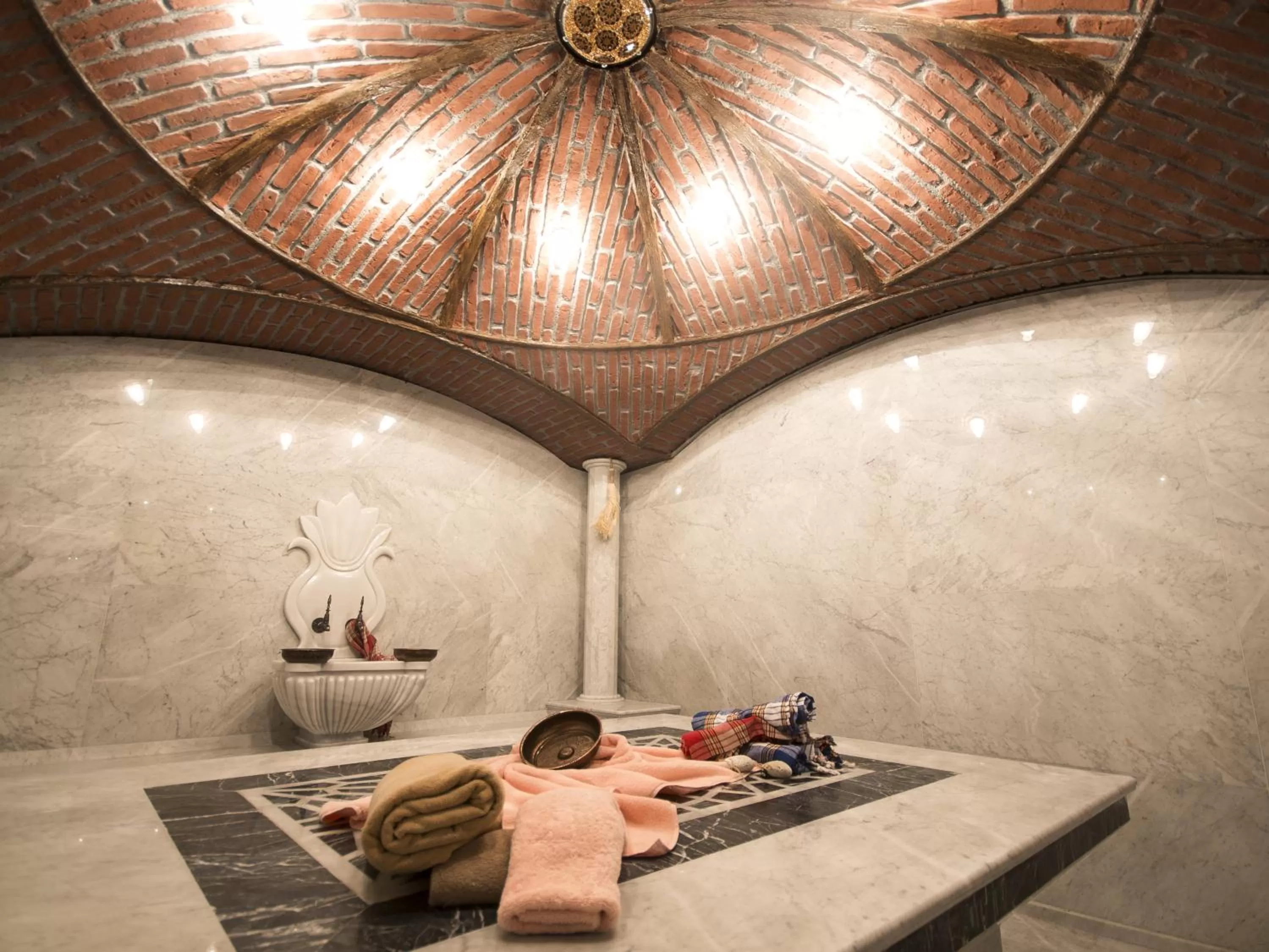 Hot Tub in Antusa Palace Hotel & Spa