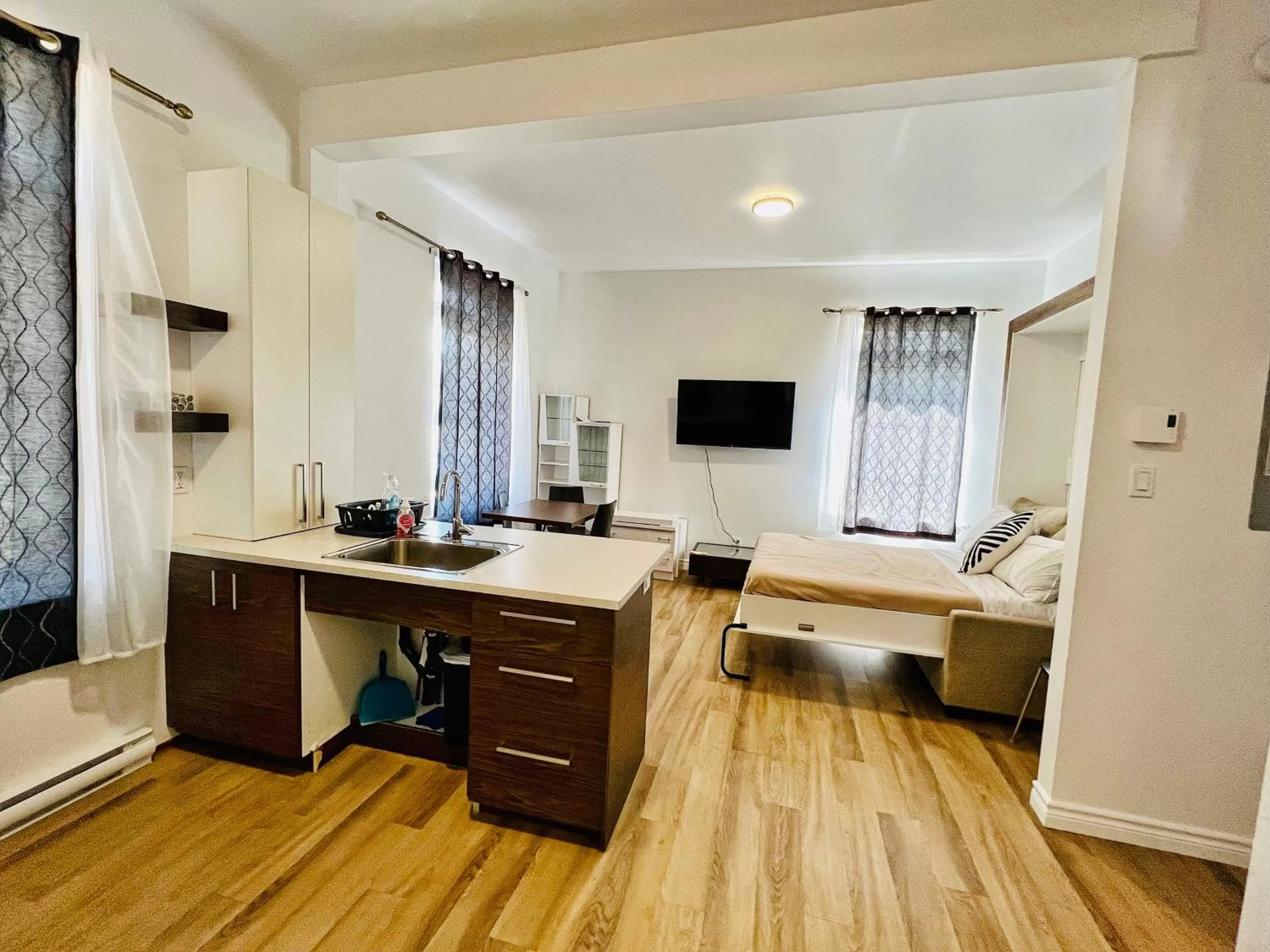 Communal lounge/ TV room, Bed in Auberge Le St-Alexis