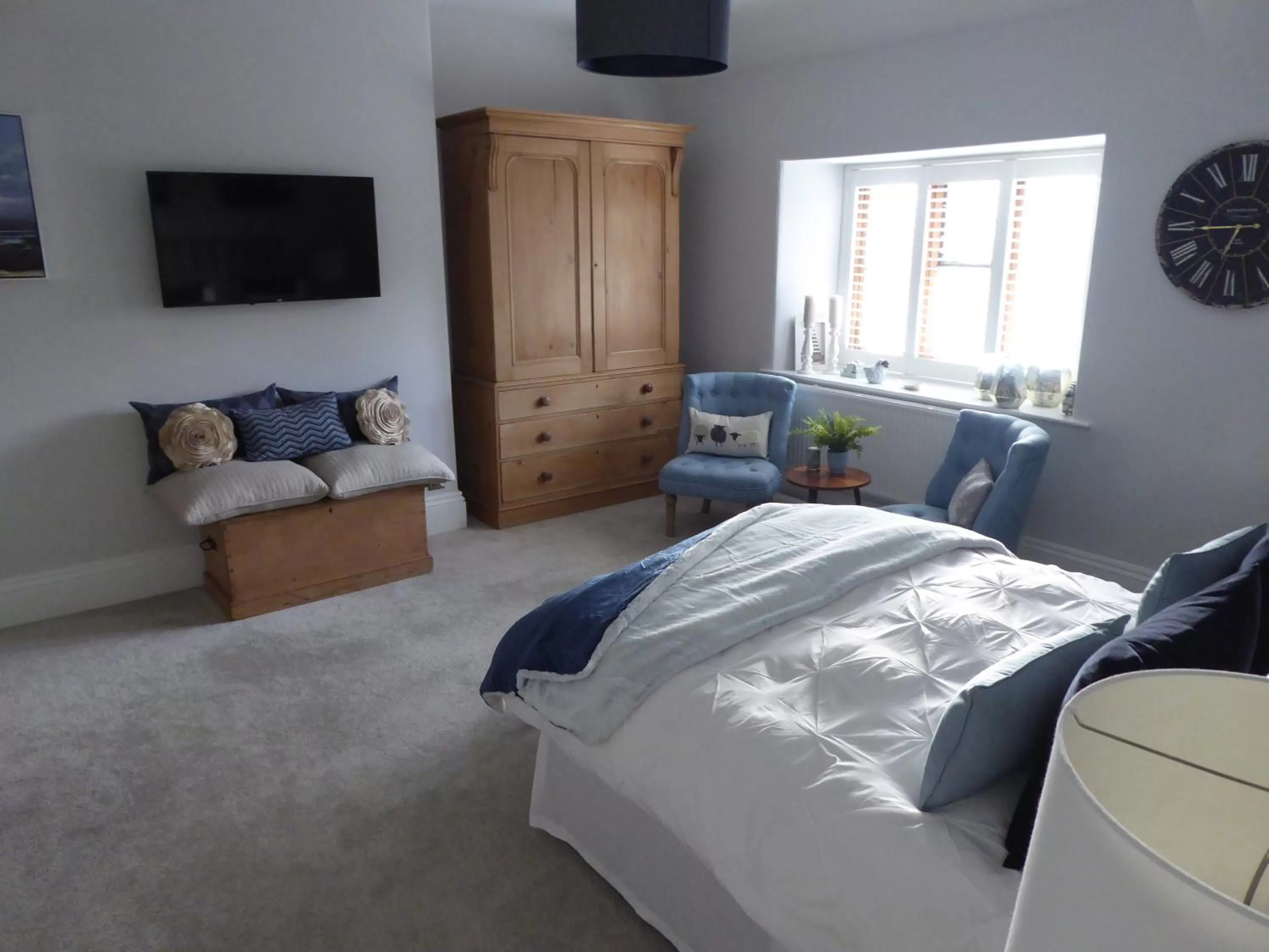 Bed, Seating Area in The Skreen