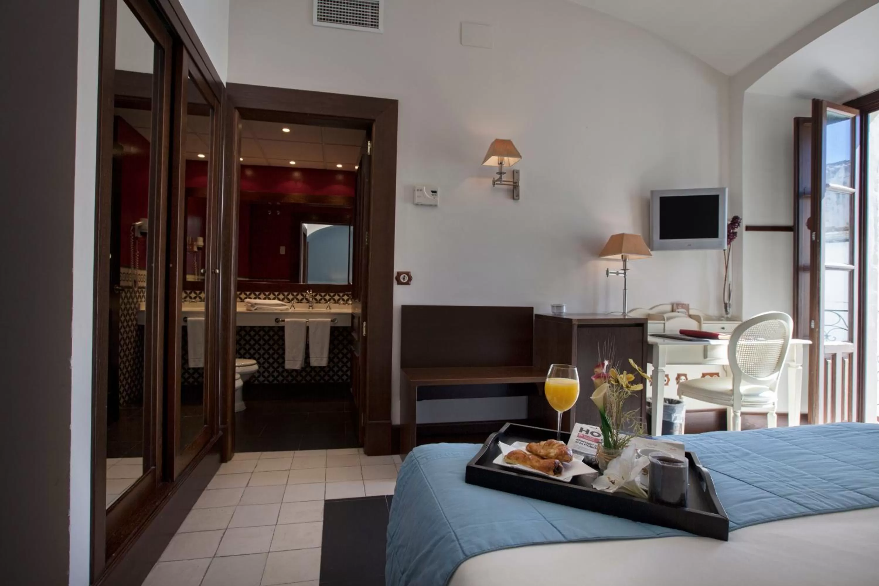 Photo of the whole room, Bed in Hotel Rural OLIVENZA PALACIO