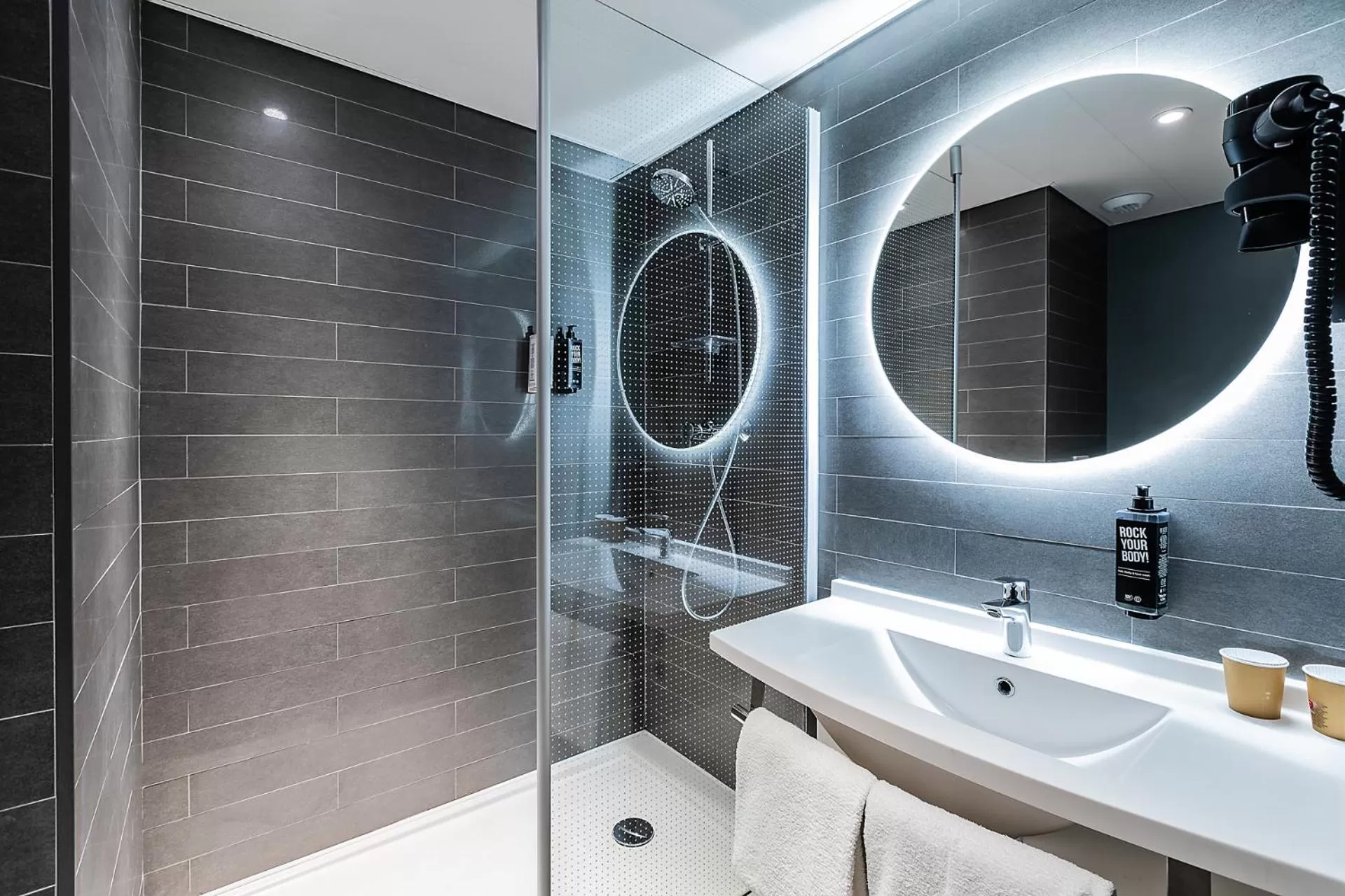 Toilet in Hotel ibis Lisboa Saldanha